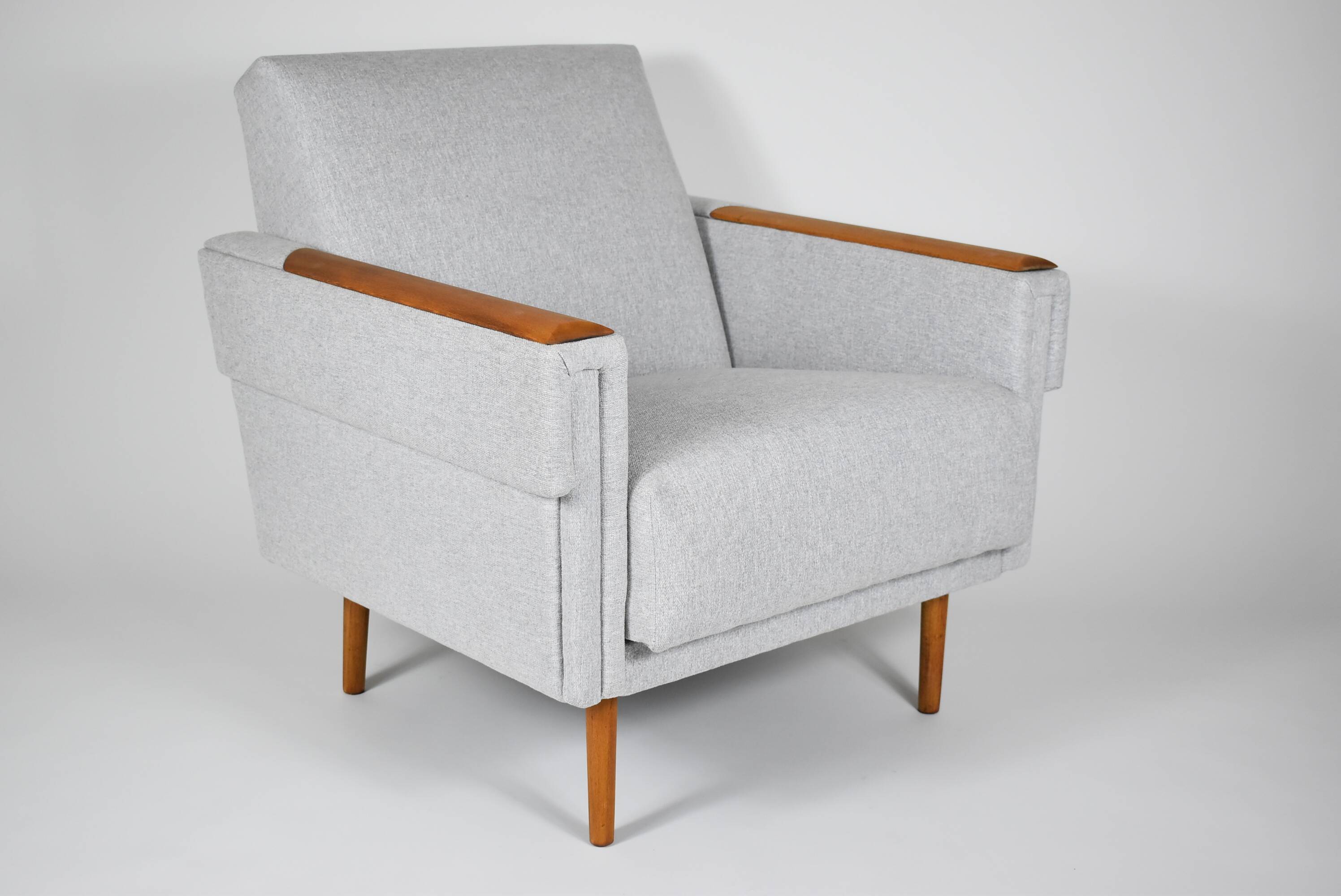 Fauteuil moderne du milieu du siècle, restauré, 1960, tissu gris clair