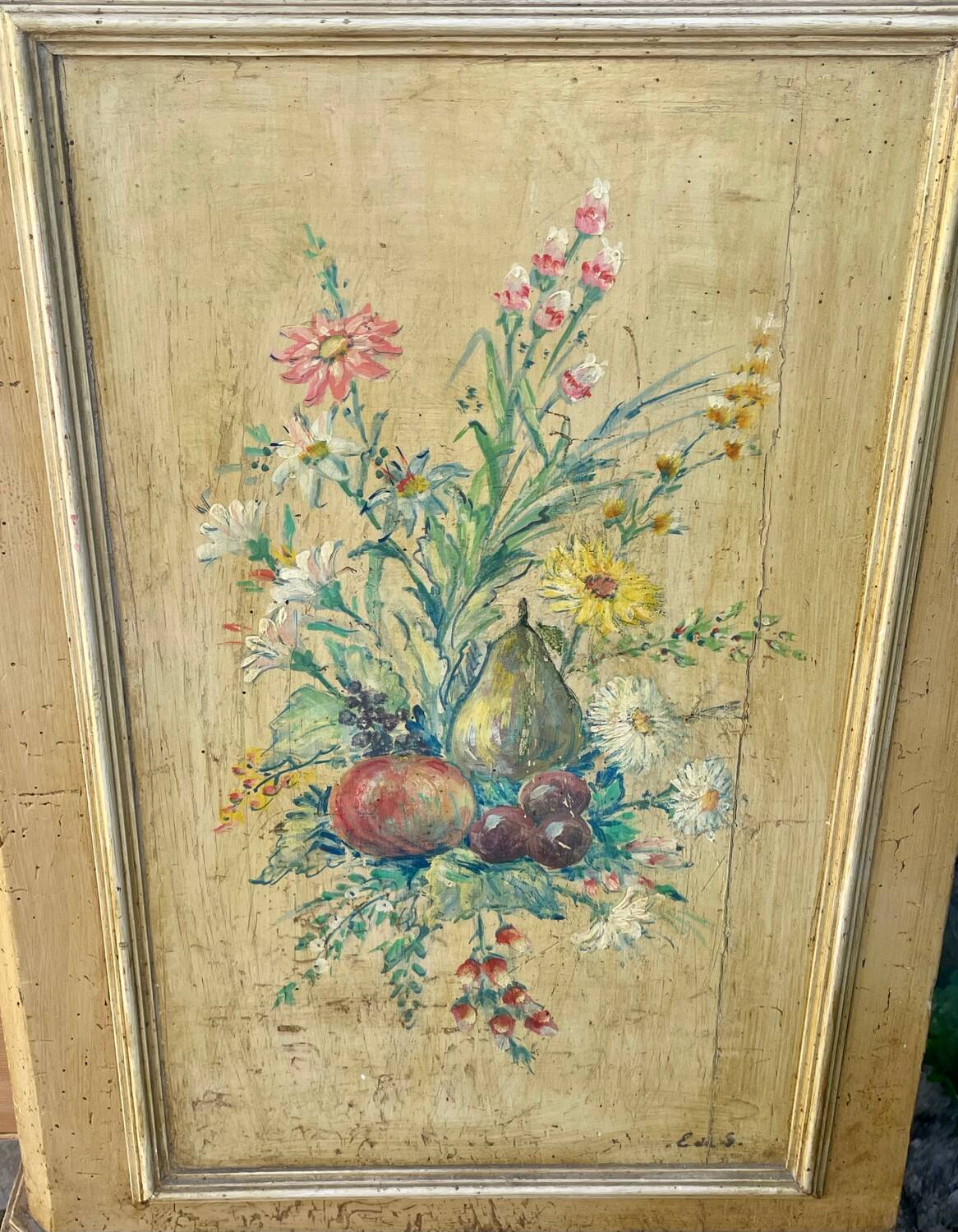 Commode en bois peint a décor de fleurs