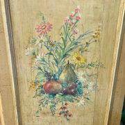 Commode en bois peint a décor de fleurs