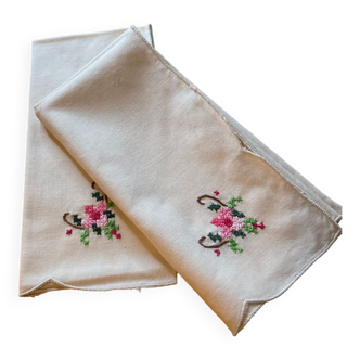 Sets of two hand-embroidered cotton napkins