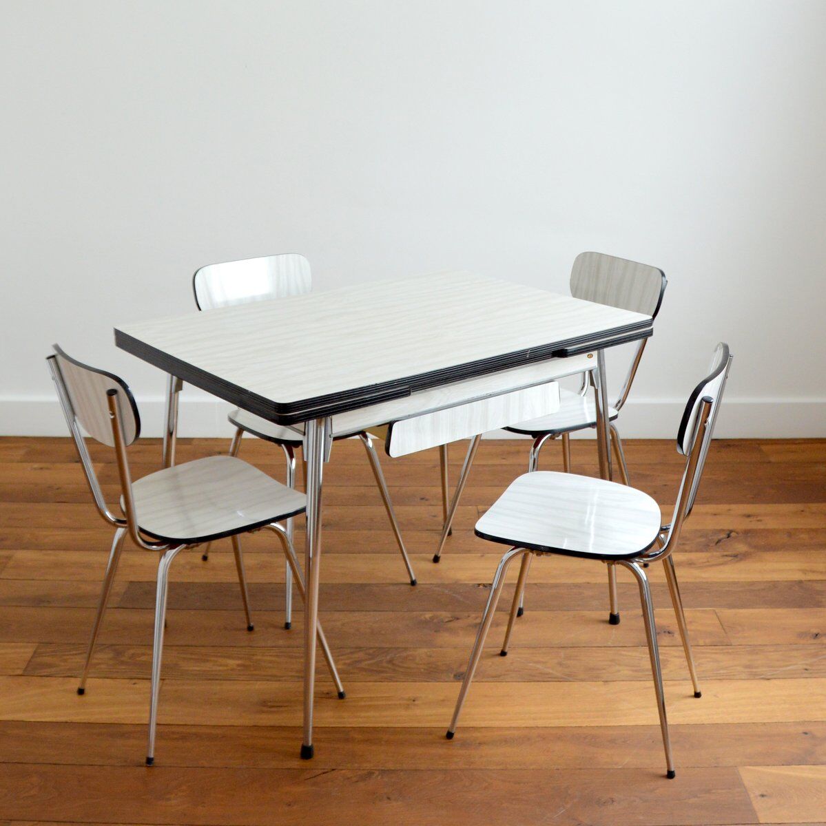 Table with extensions and chairs in formica 1950s