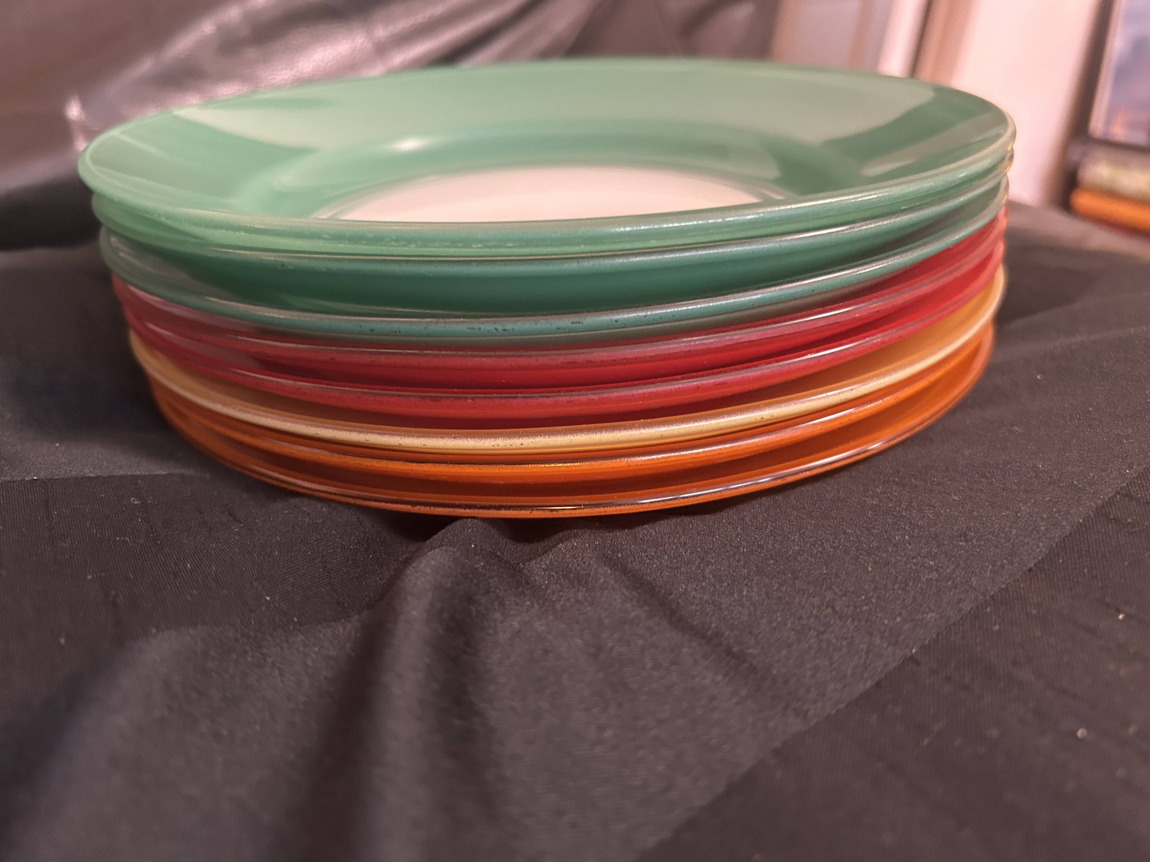 8 vintage Duralex deep plates from France – coloured glass from the 70s –