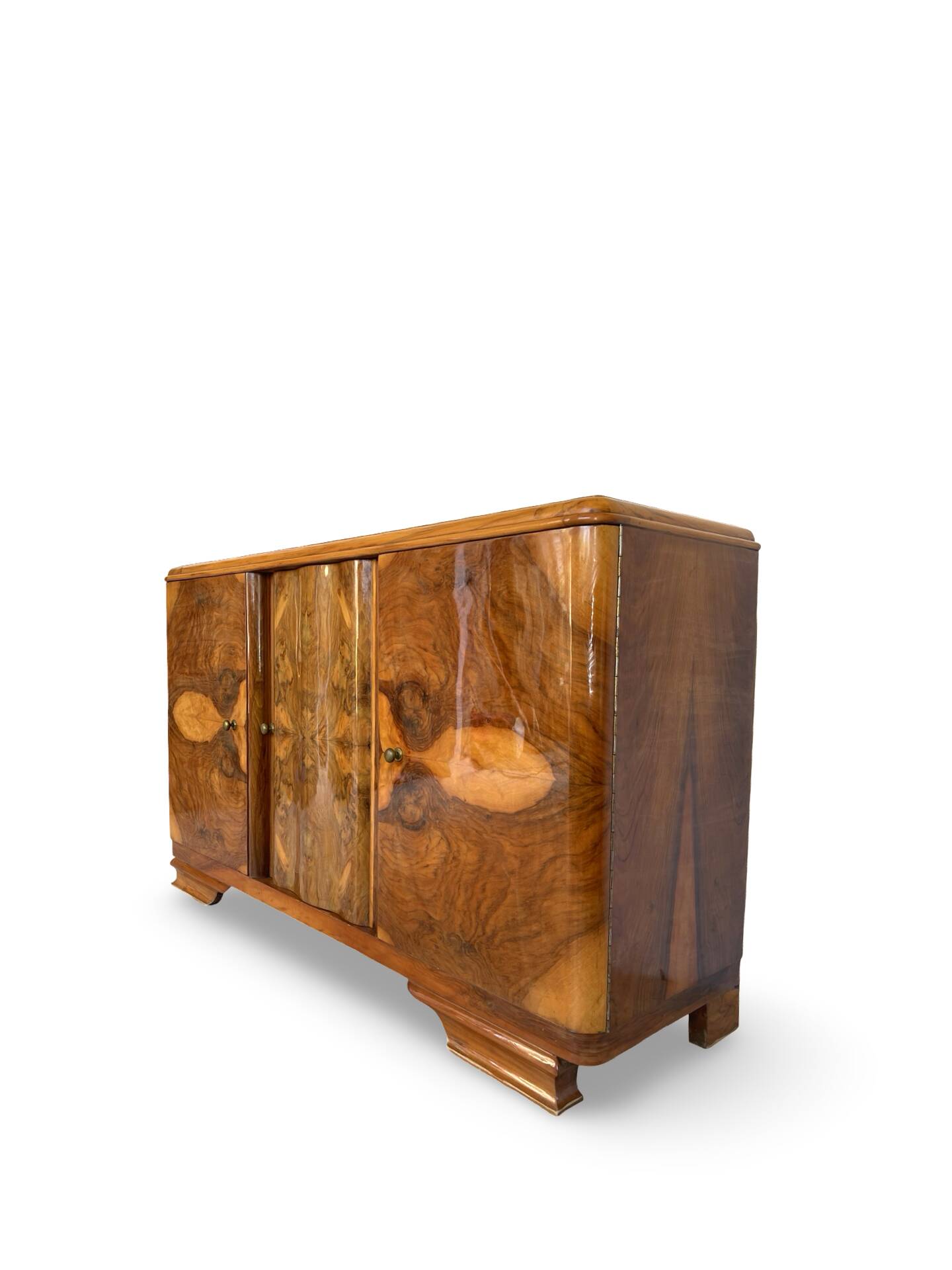 Italian Art deco burl walnut sideboard, of great quality.