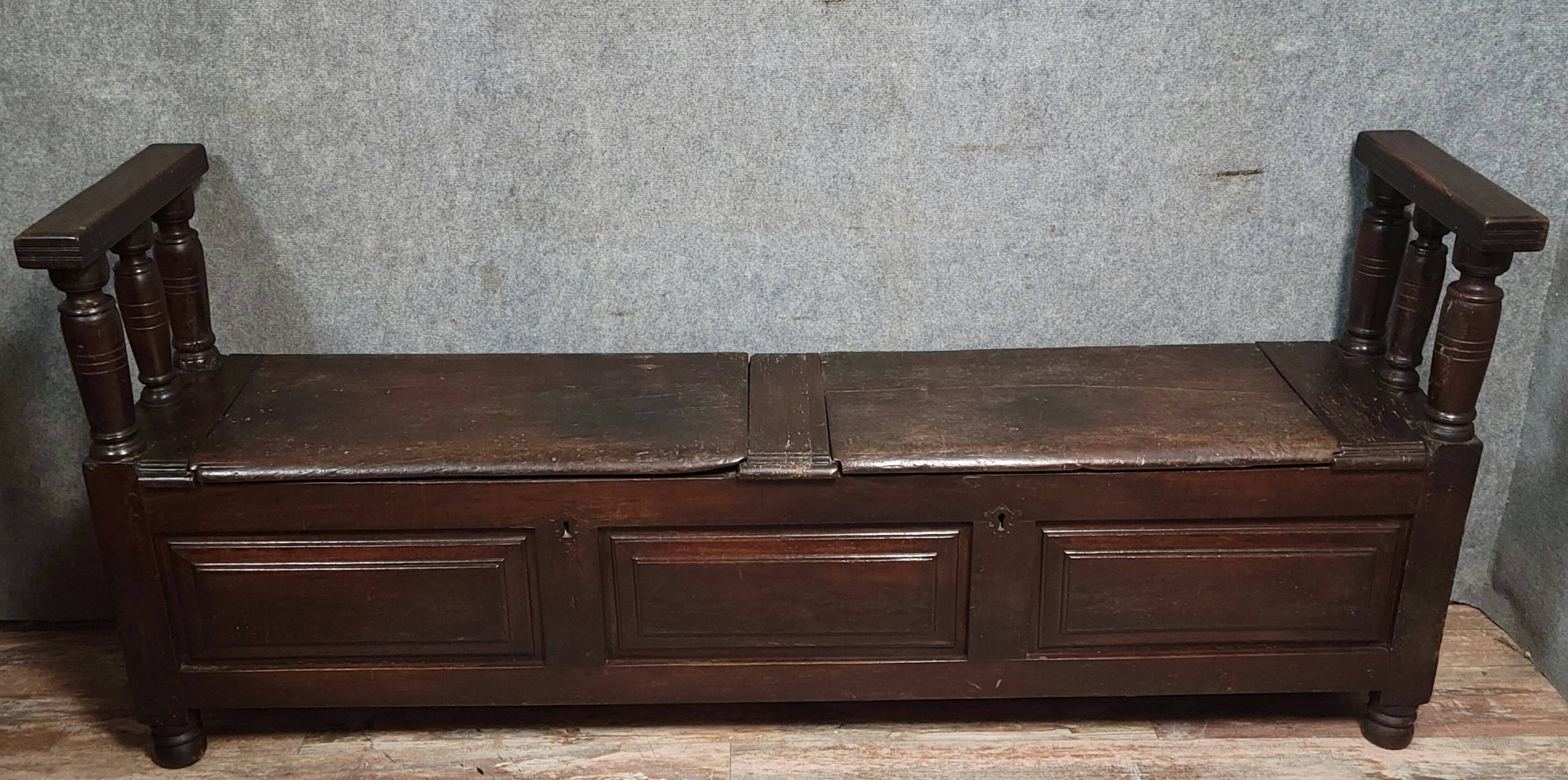 Very important Louis XIV period solid wood storage bench / 201 cm long