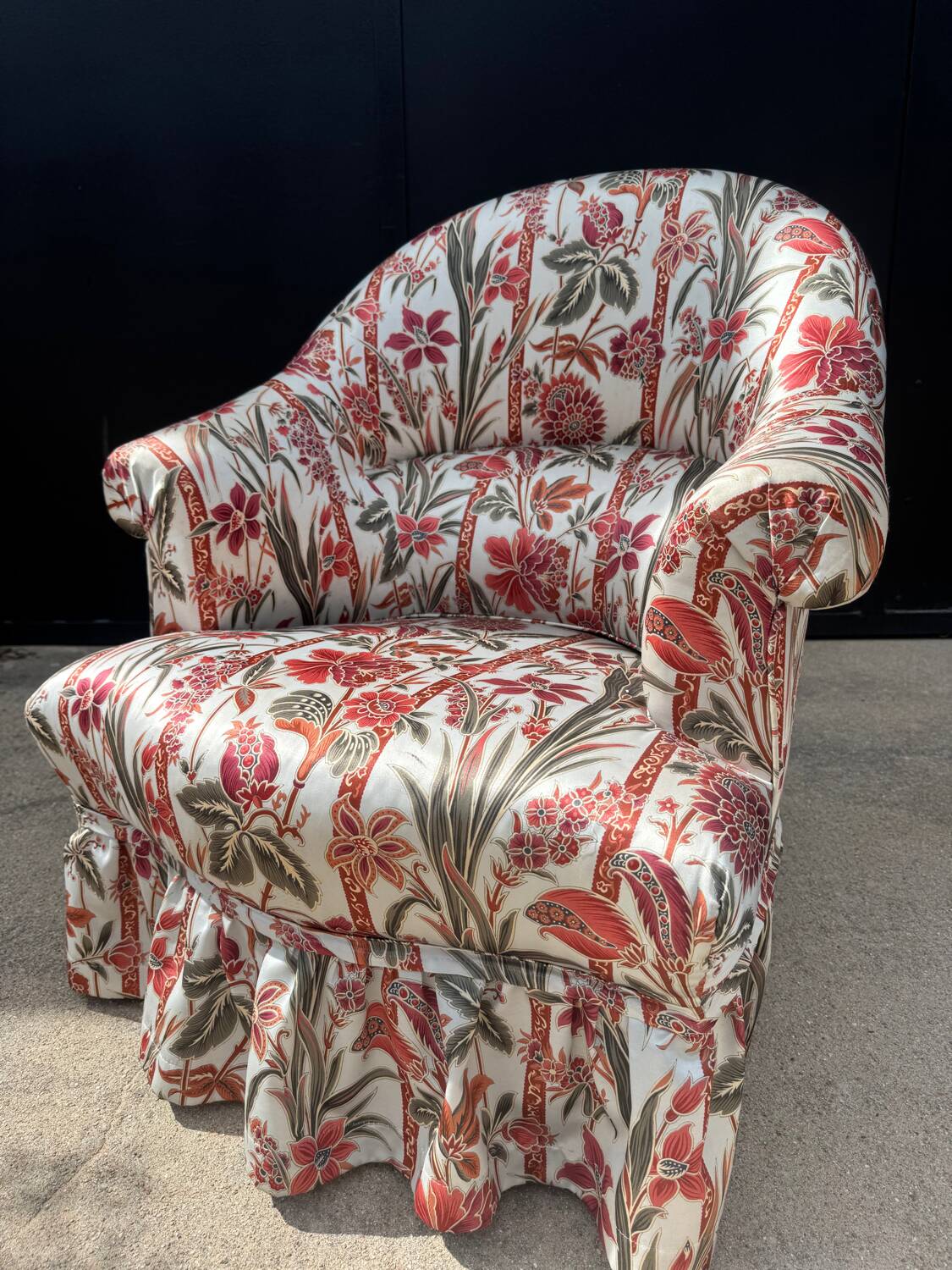 Fauteuil crapaud satin fleuri ancien