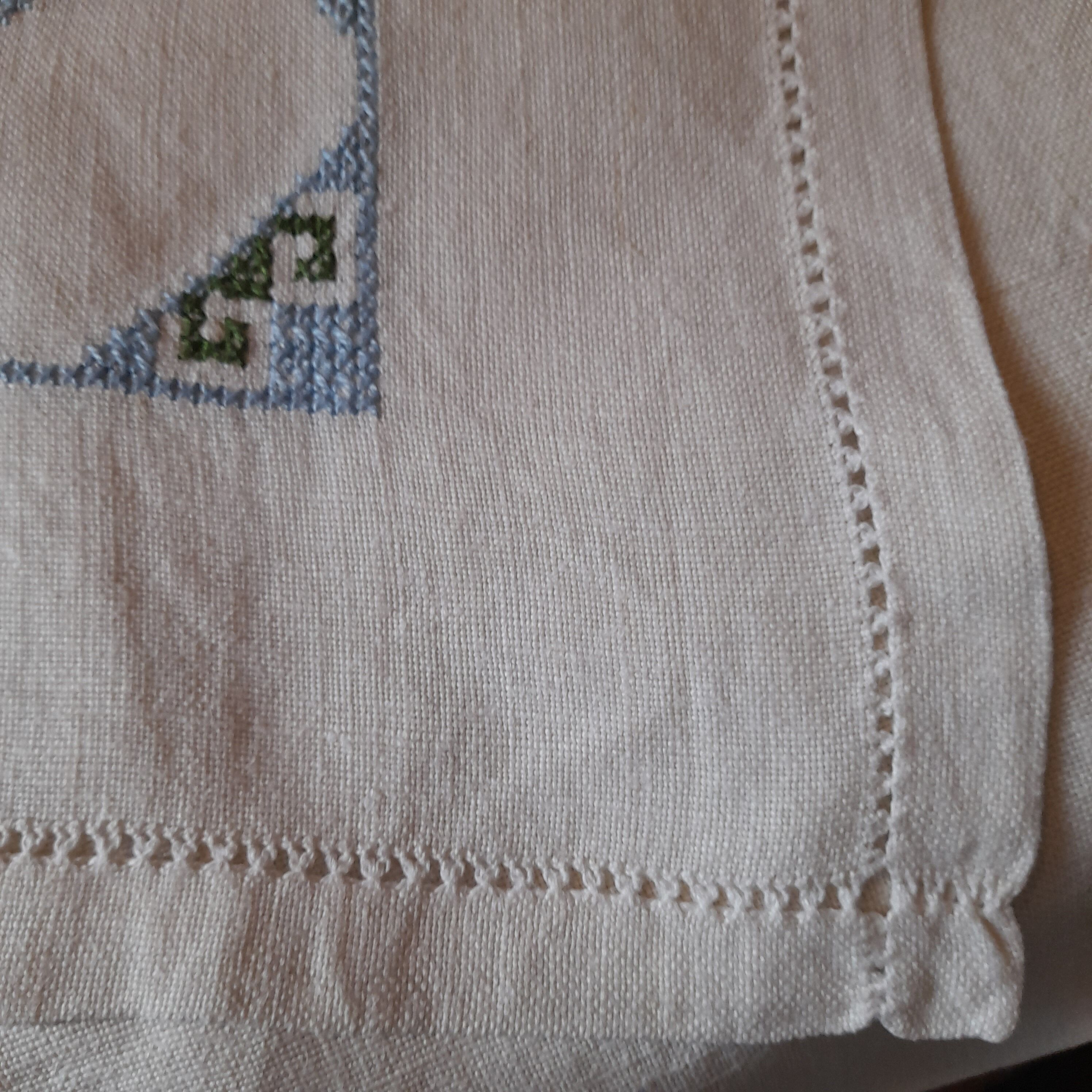 Tablecloth and embroidered linen towels