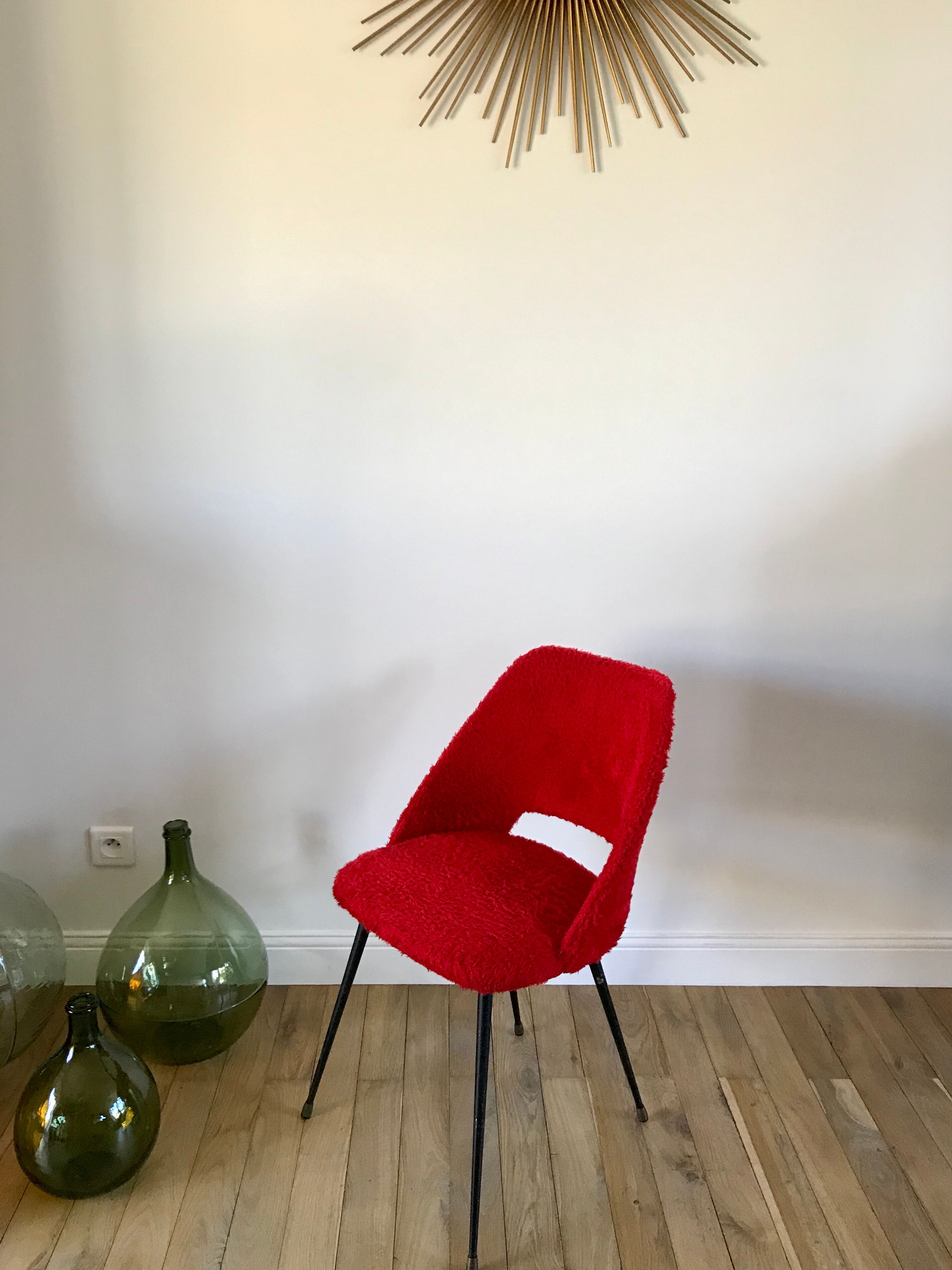 Chaise moumoute rouge pieds compas vintage années 50-60