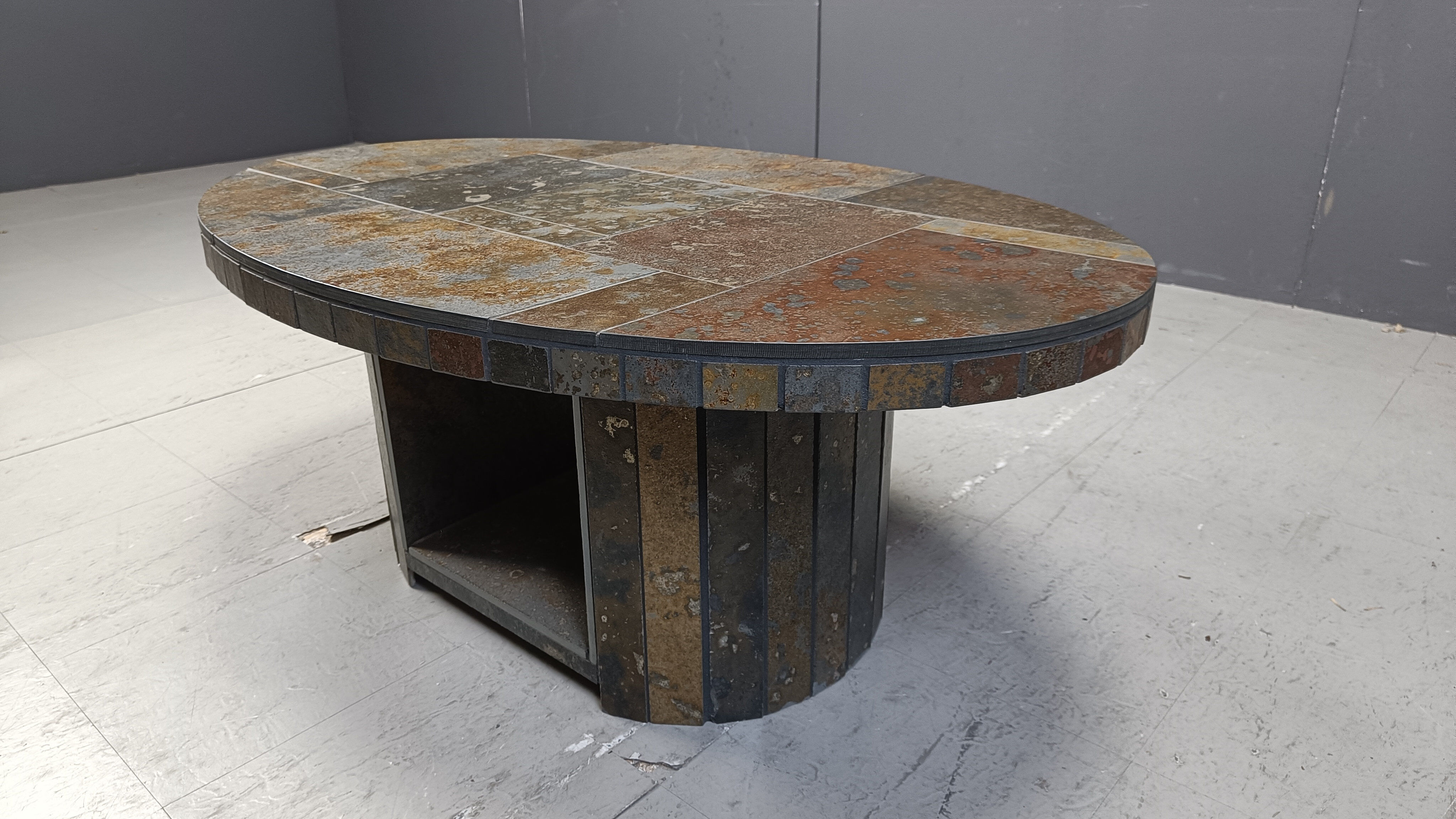 Table basse brutaliste ovale vintage, années 1970
