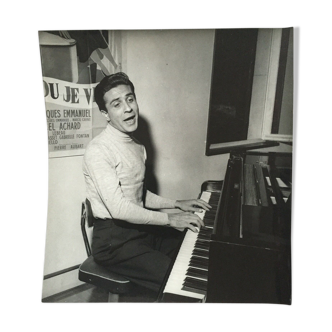 Original photo "Gilbert Bécaud on piano" 17x19cm 1956