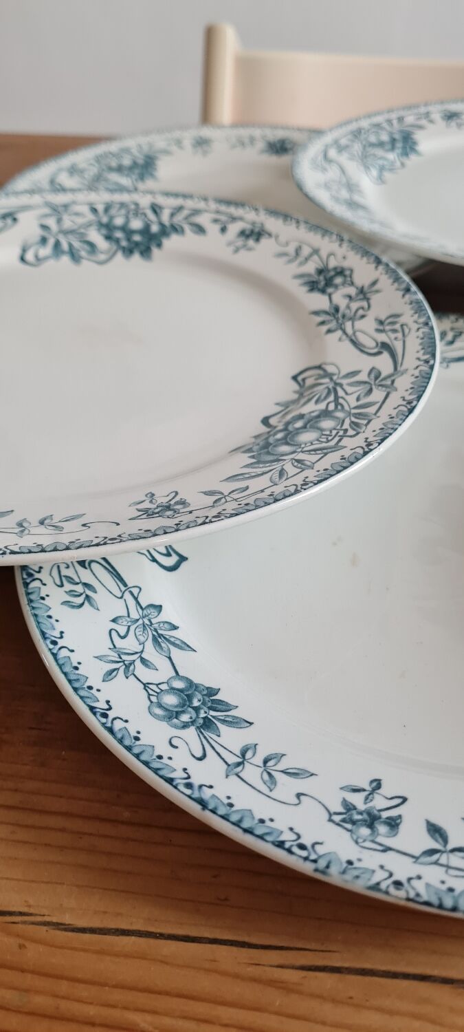 Set of 7 iron clay plates