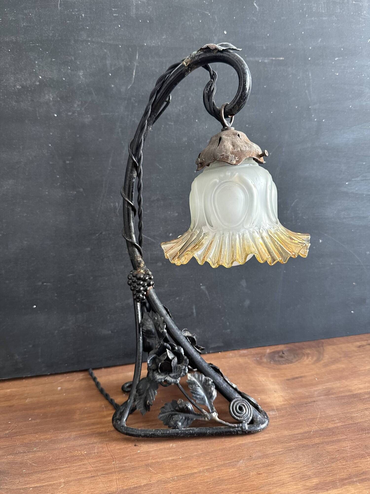 Art Nouveau wall light in wrought iron with vine decoration, early 20th century.
