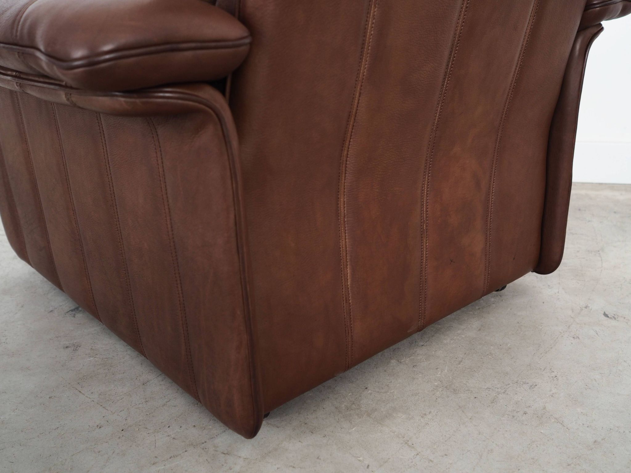 Fauteuil en cuir marron, design suisse, années 1970, fabrication : De Sede