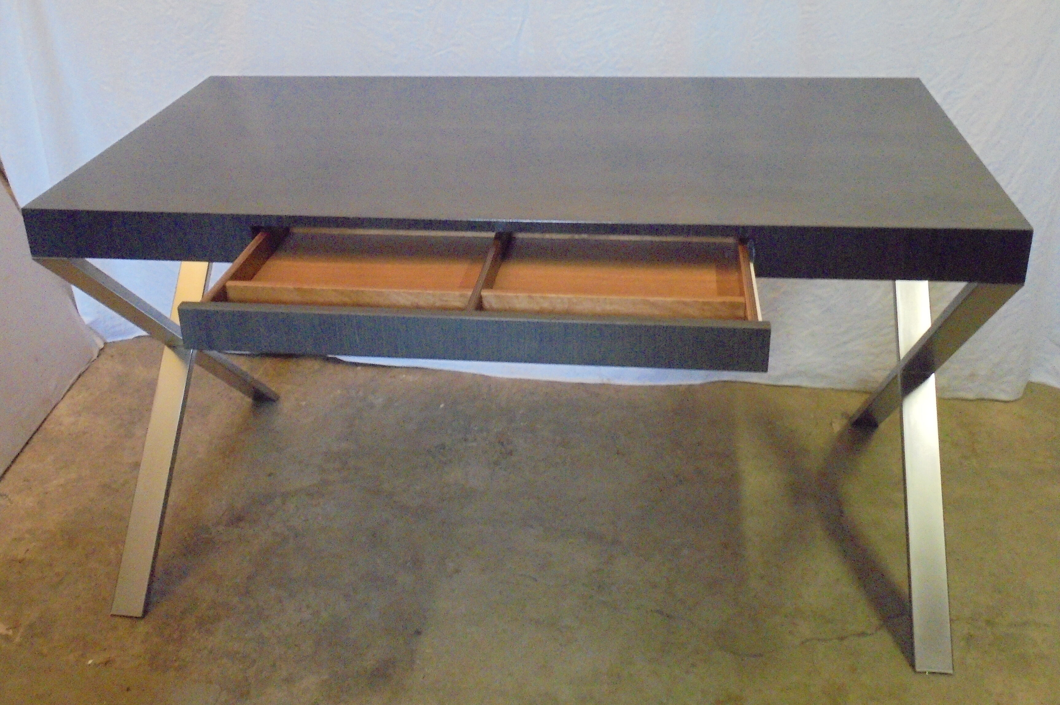 Flat office with metal feet of the 80s