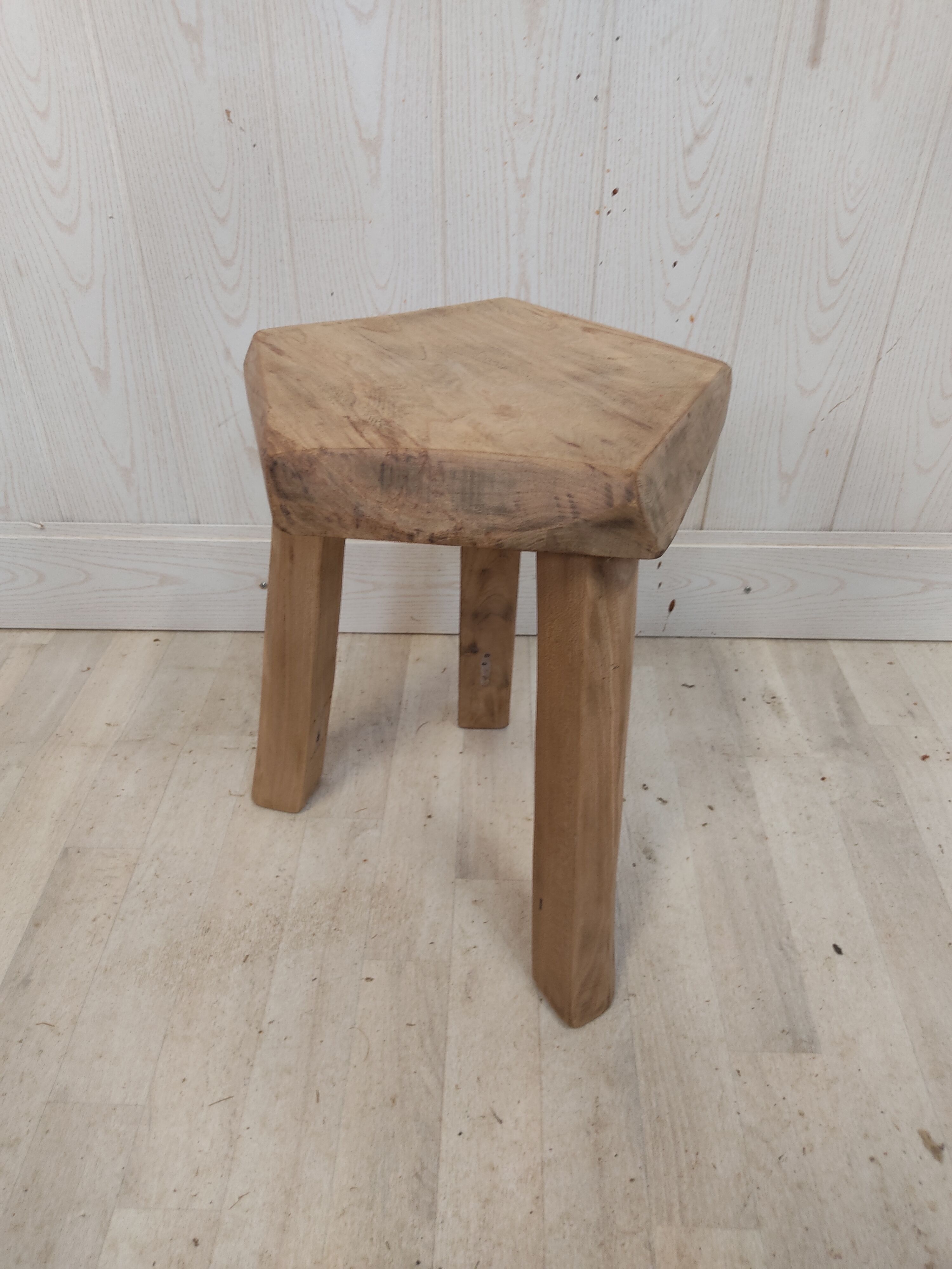 Tabouret tripode brutaliste