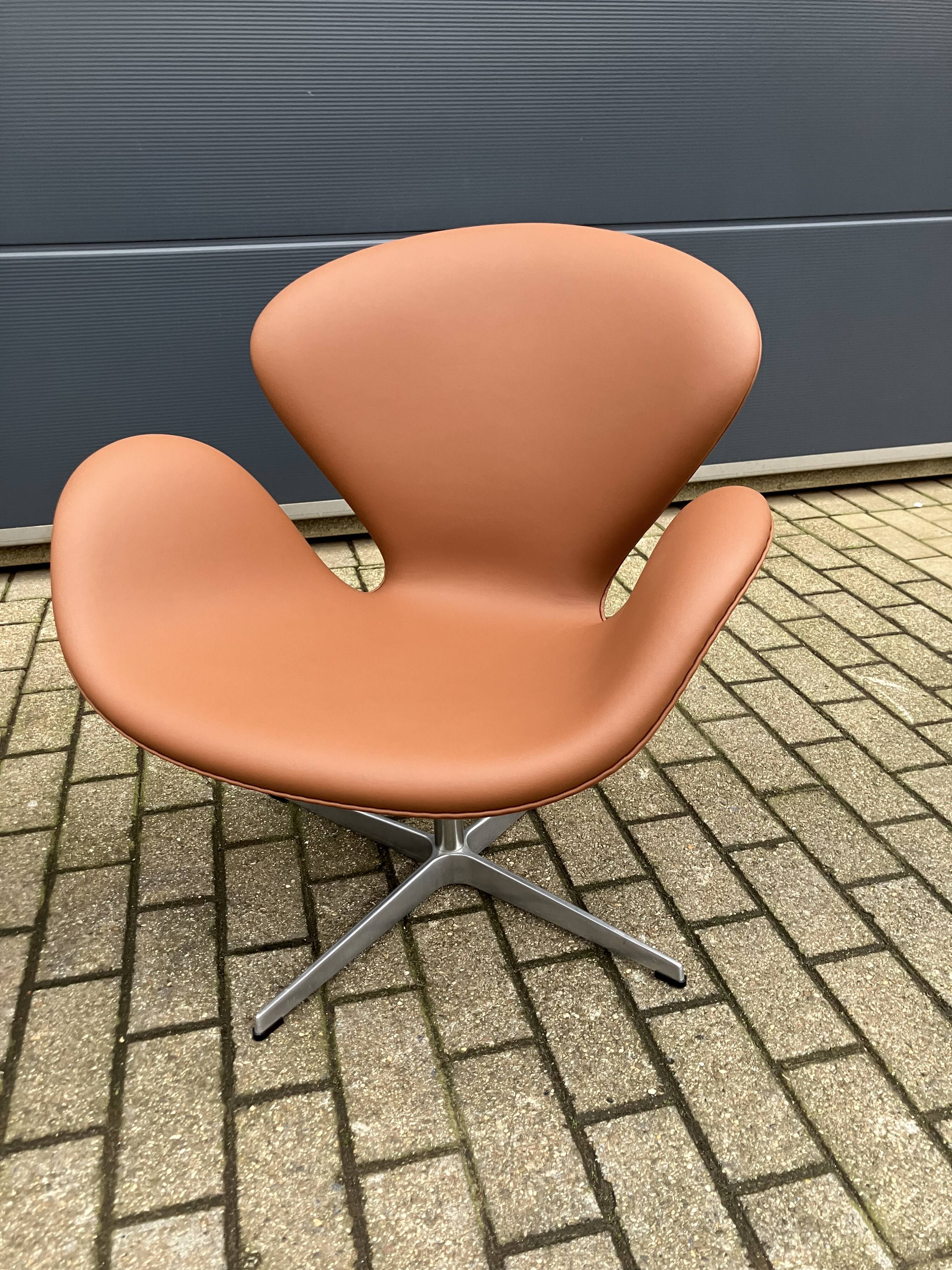 2x Fritz Hansen Swan chair by Arne Jacobsen, NEW condition!!