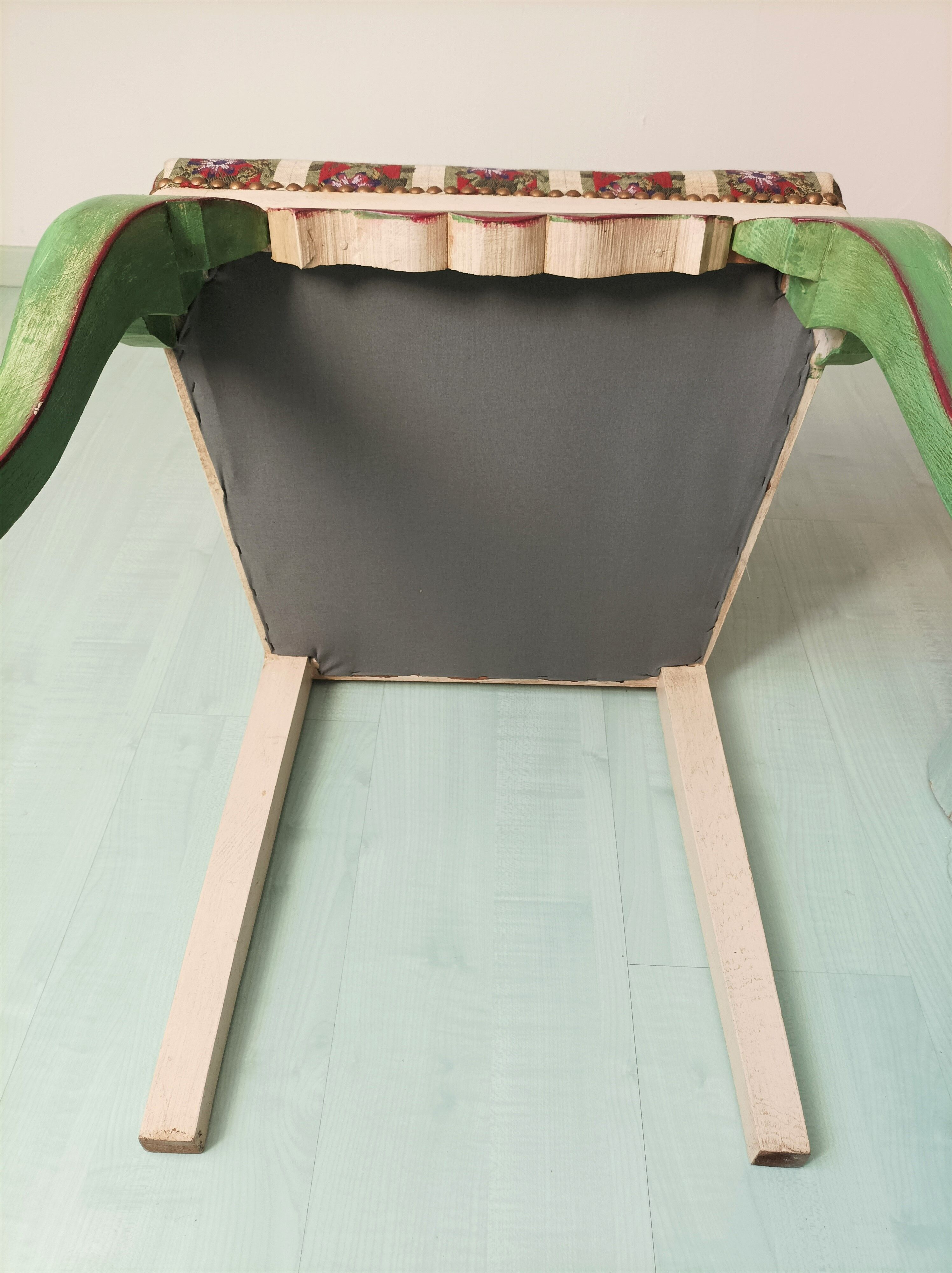 Chair with lyre backrest