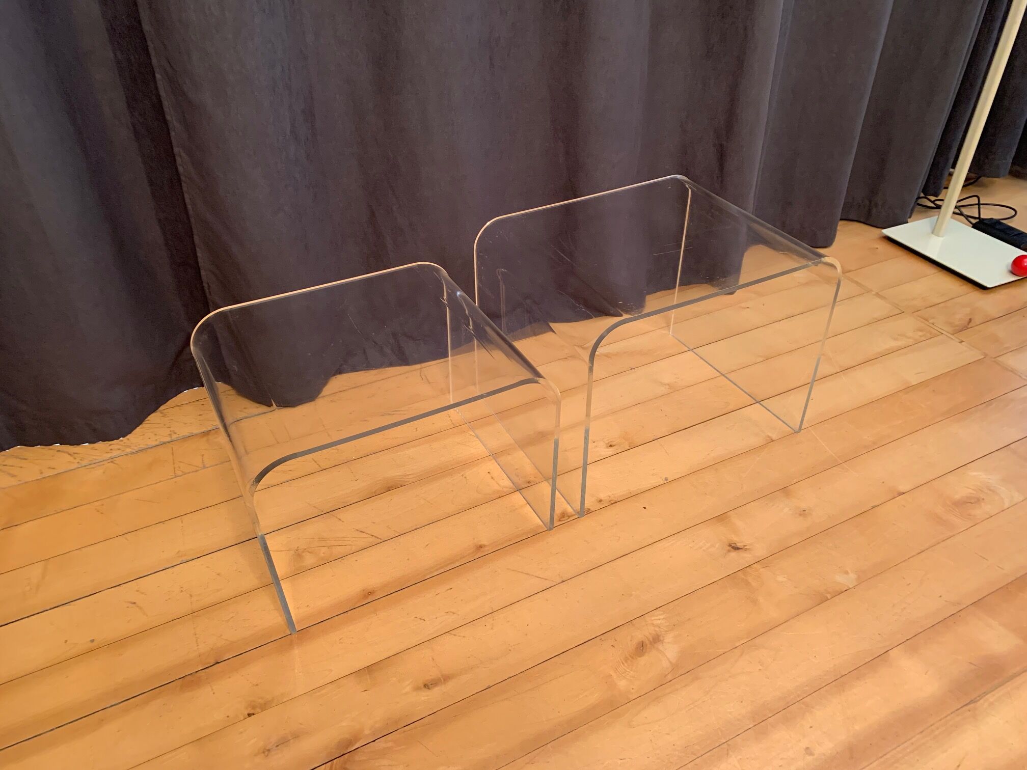 Une paire de tables Lucite des années 1970