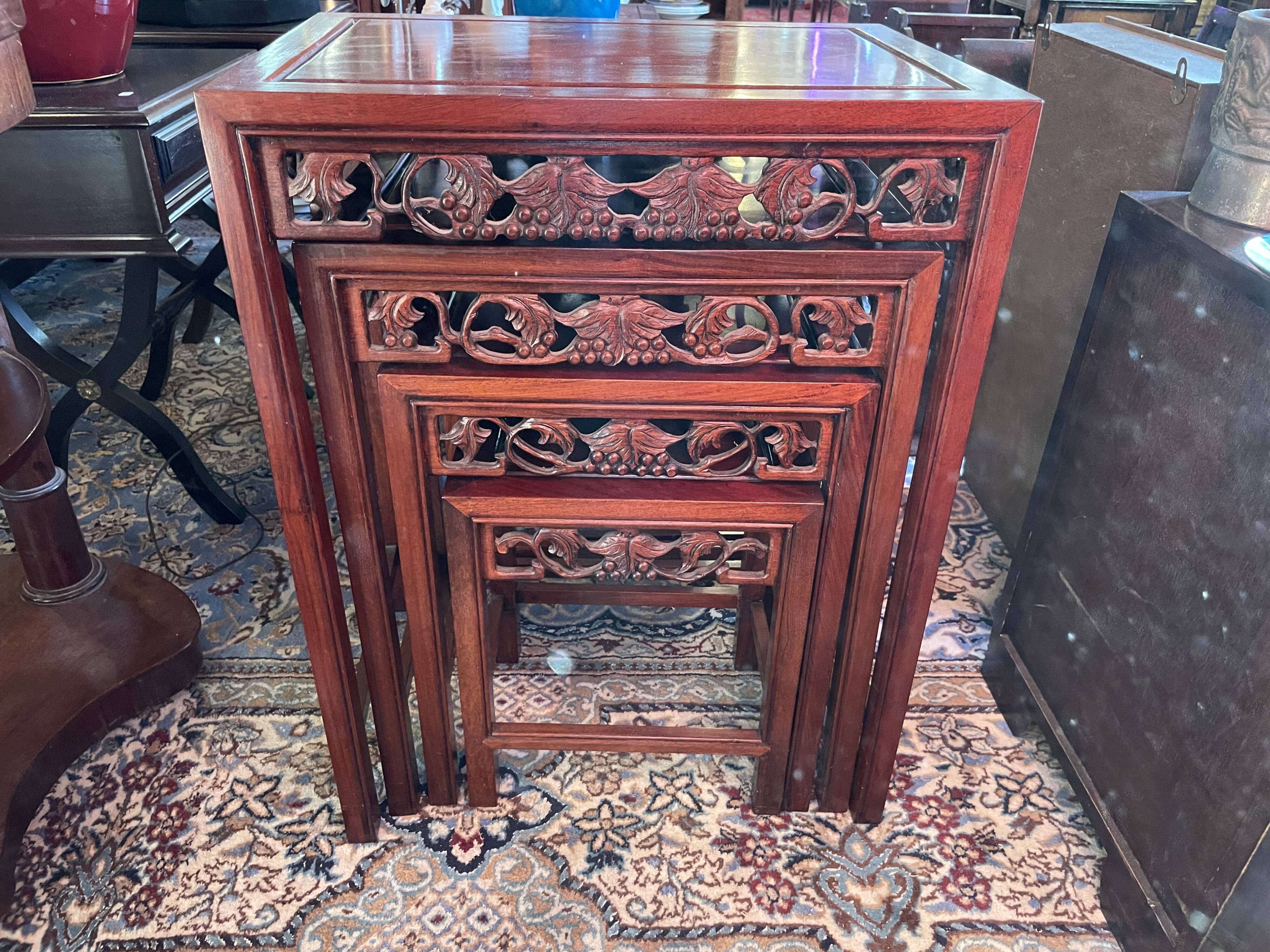 Nesting table Red wood