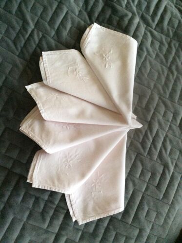 Napkins with embroidered flower