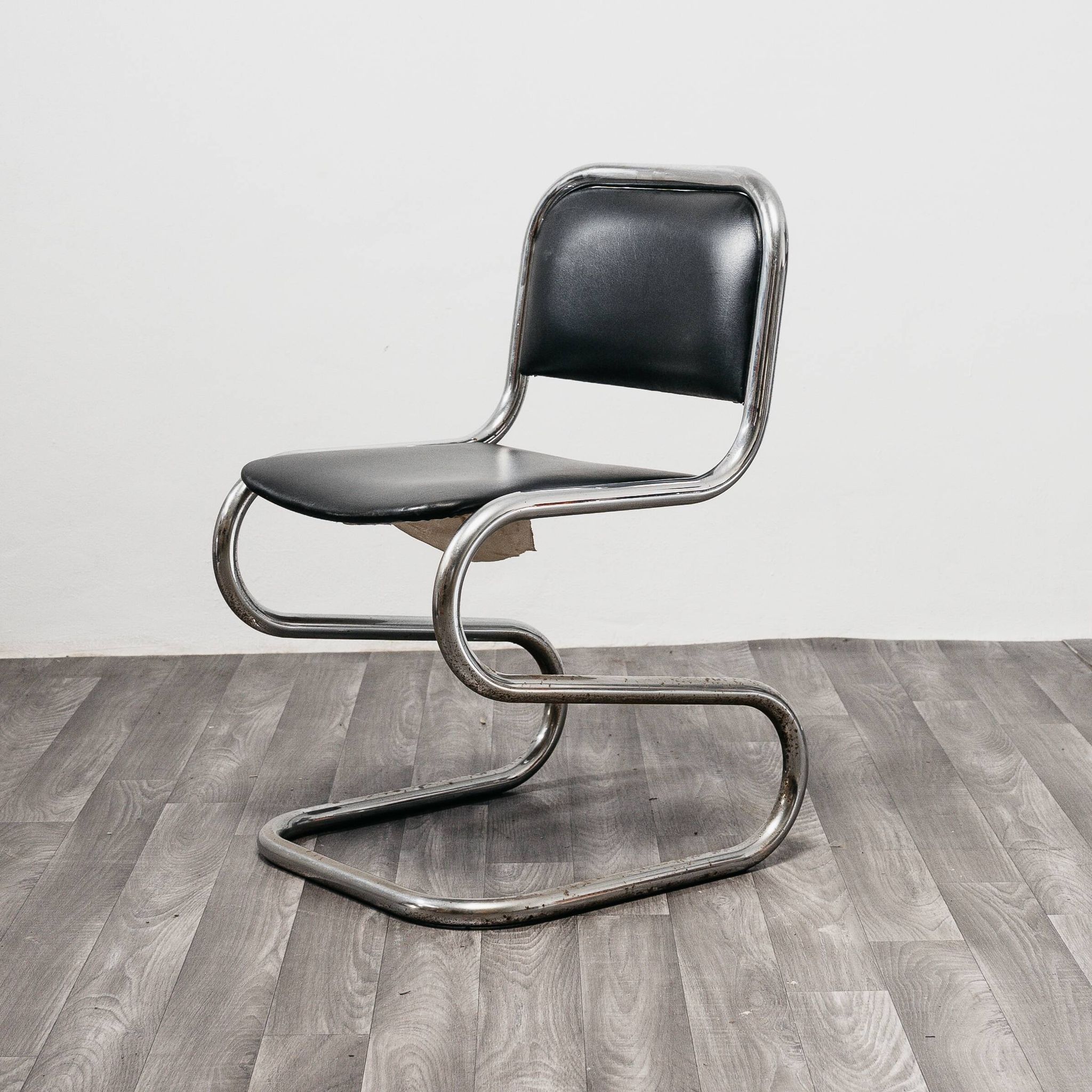 Ensemble de 4 chaises à bascule en acier chromé design années 80 vintage moderne.