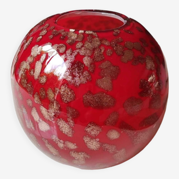 Vase vintage forme boule en verre d Art soufflé Murano. Rouge profond, inclusions paillettes d or