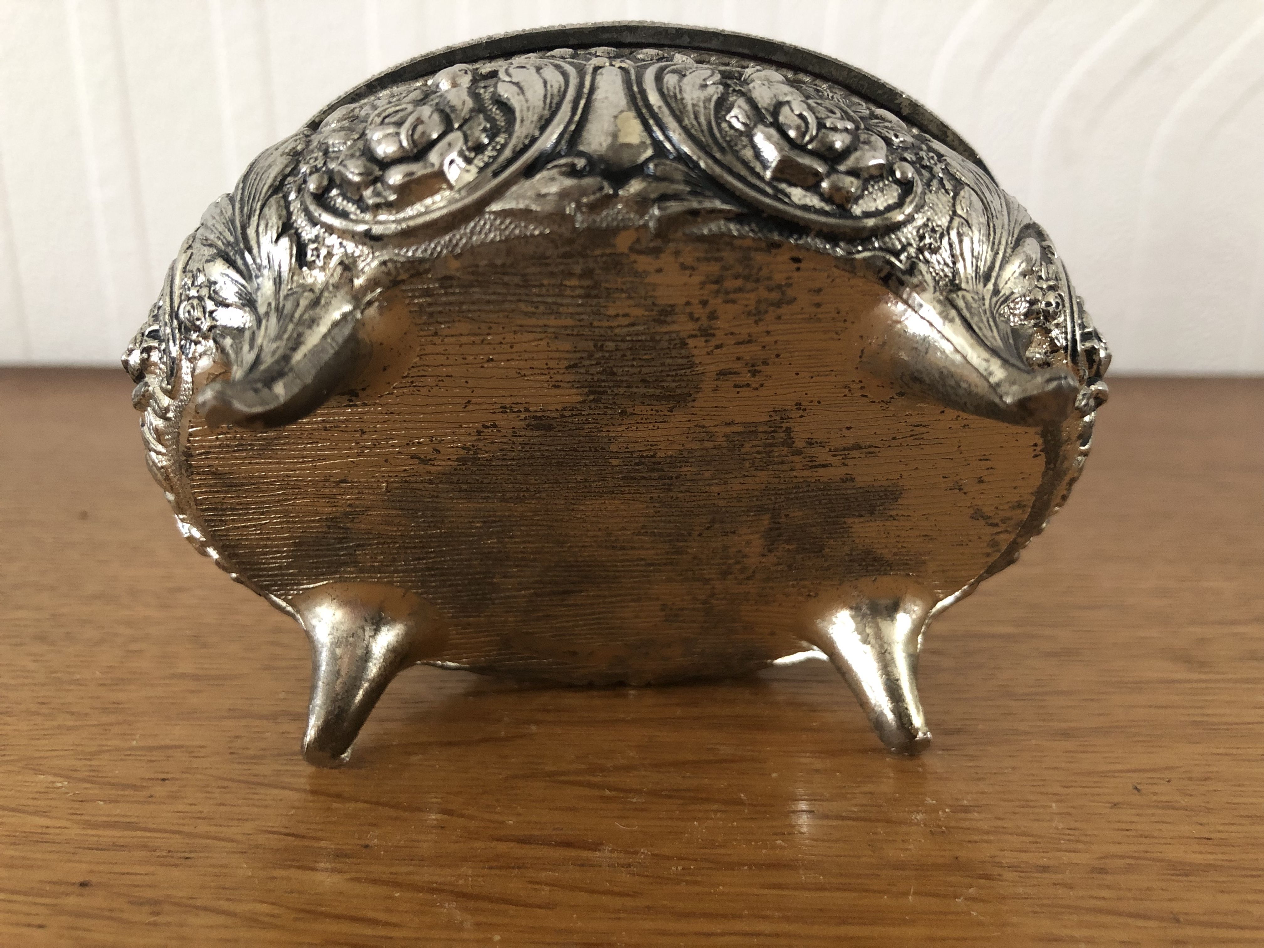 Metal jewelry box inside felt red floral decorations
