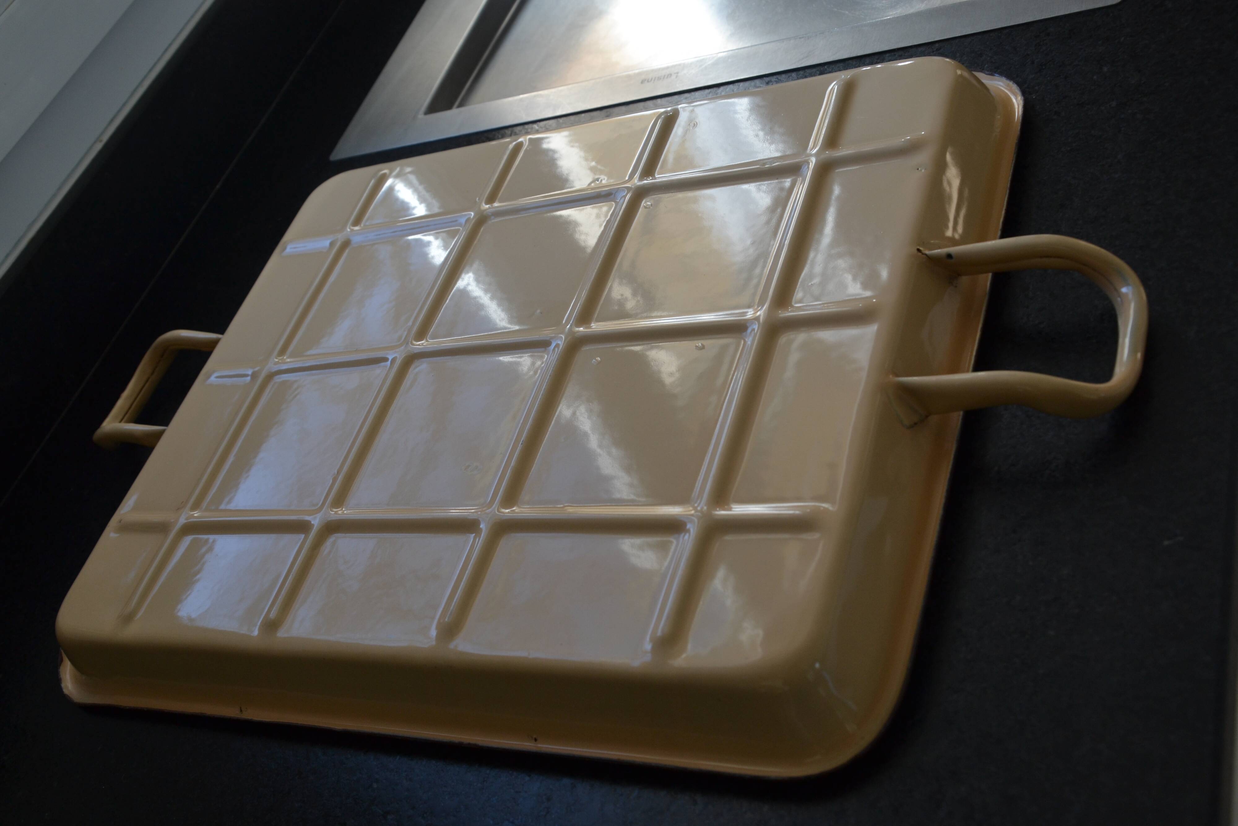 Vintage enamelled sheet metal tray