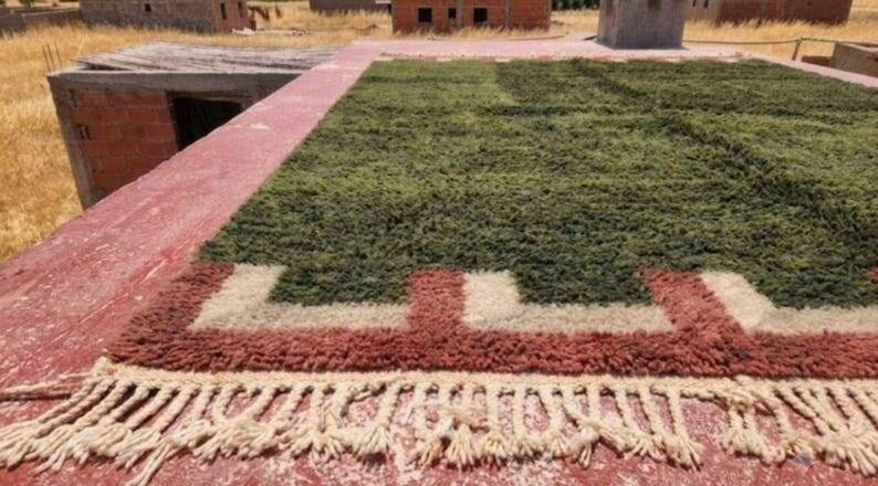 Moroccan Berber rug in khaki green and ecru 300x200 cm – handmade