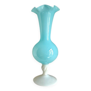 vase en opaline blanche