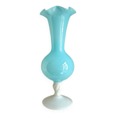 Vase en opaline blanche et bleu ciel