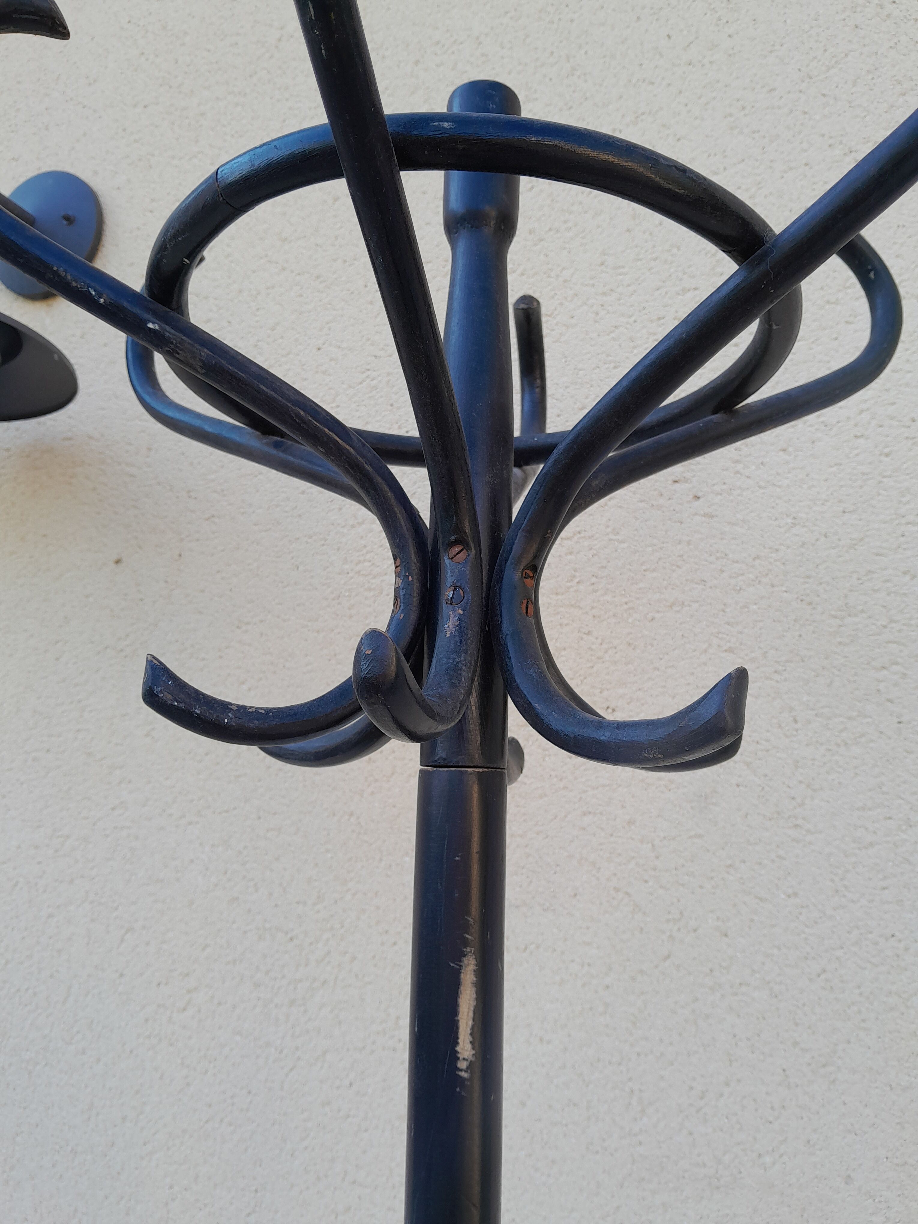 Coat rack parrot bistro