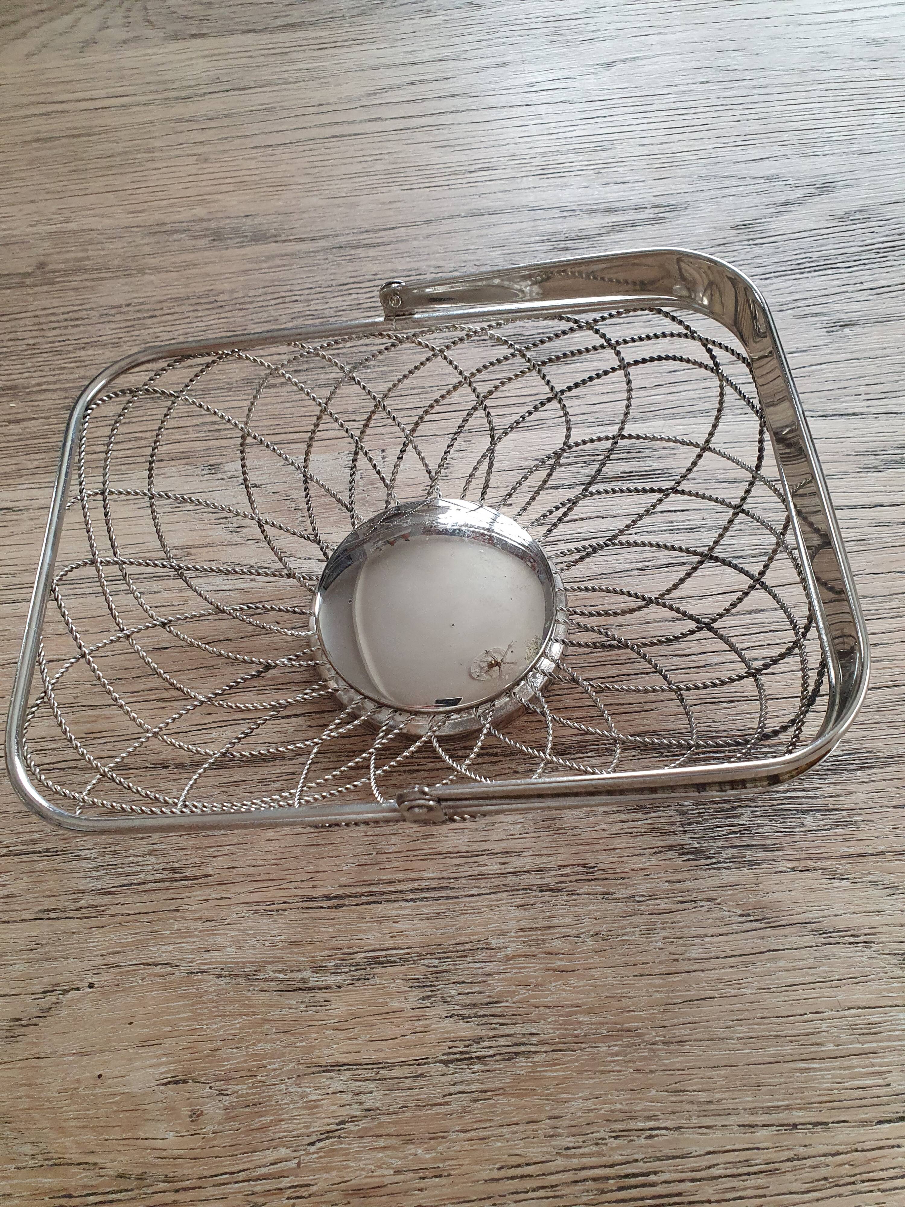 Basket / Basket in chrome-plated braided metal.