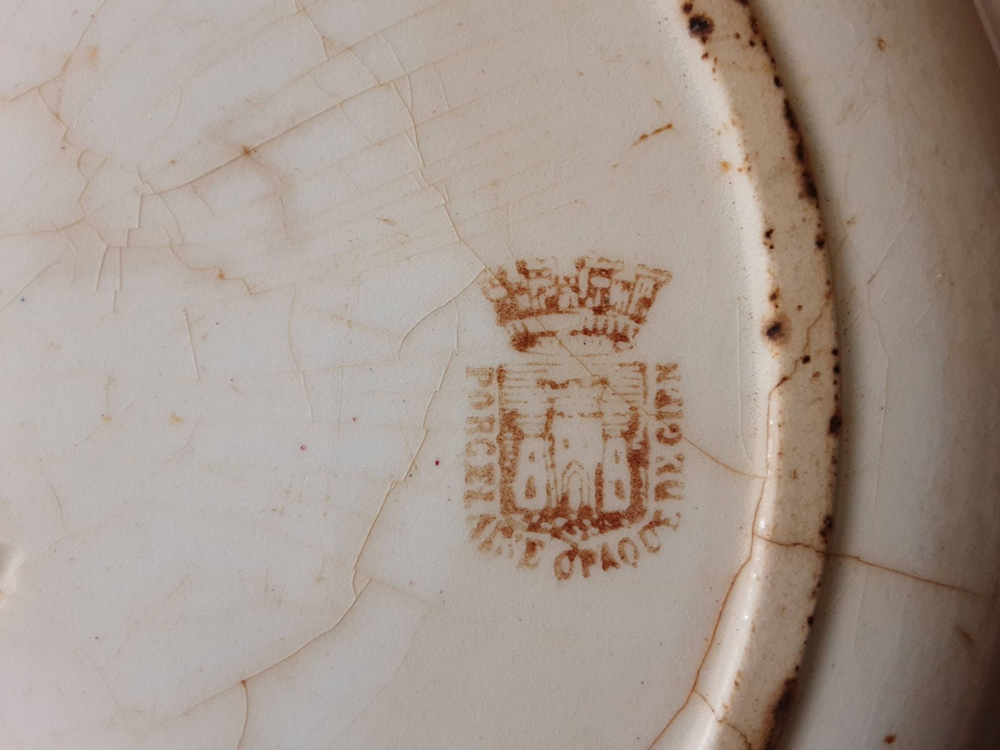 Plat rond  porcelaine  opaque de Gien