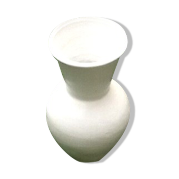 White baluster-shaped vase made of terracotta / ceramic