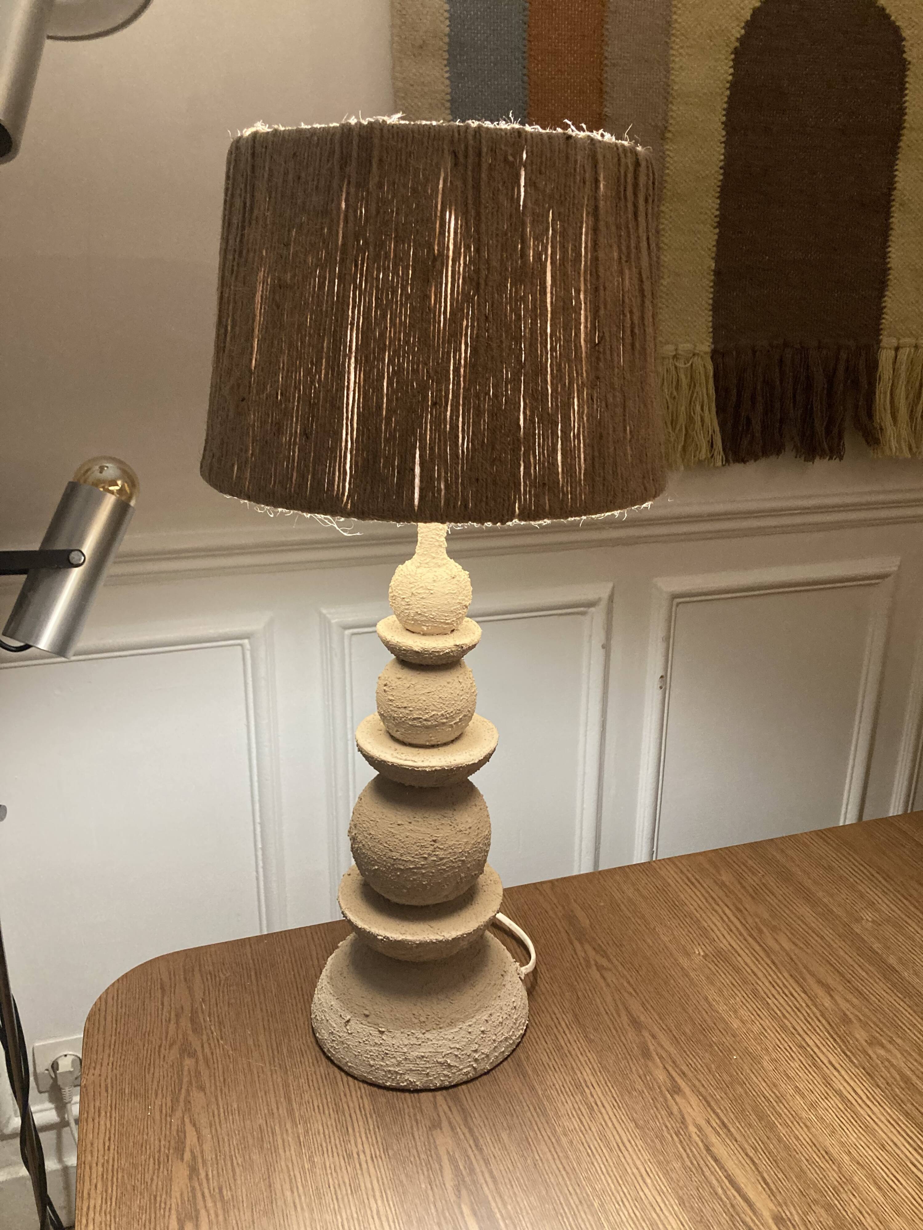 Lampe à poser artisanale en terre et corde