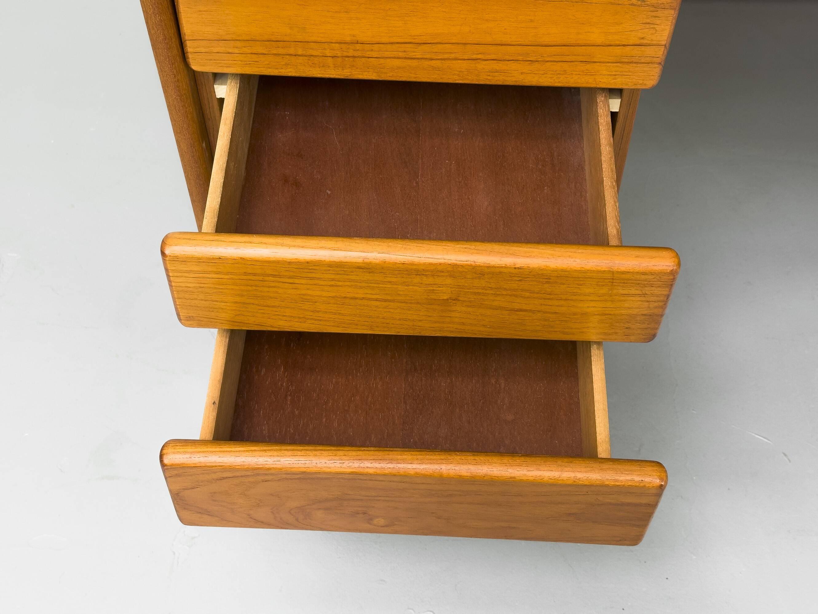 Bureau danois en teck avec porte et tiroirs par Bornholm, années 1970