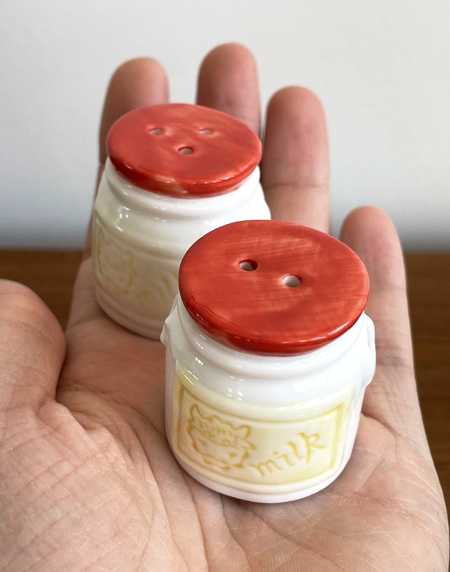 Salt and pepper shakers in the shape of milk cans with a cow on it, dutch vintage ceramic tableware