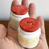 Salières et poivrières en forme de bidons de lait avec une vache dessus, vaisselle en céramique vintage hollandaise