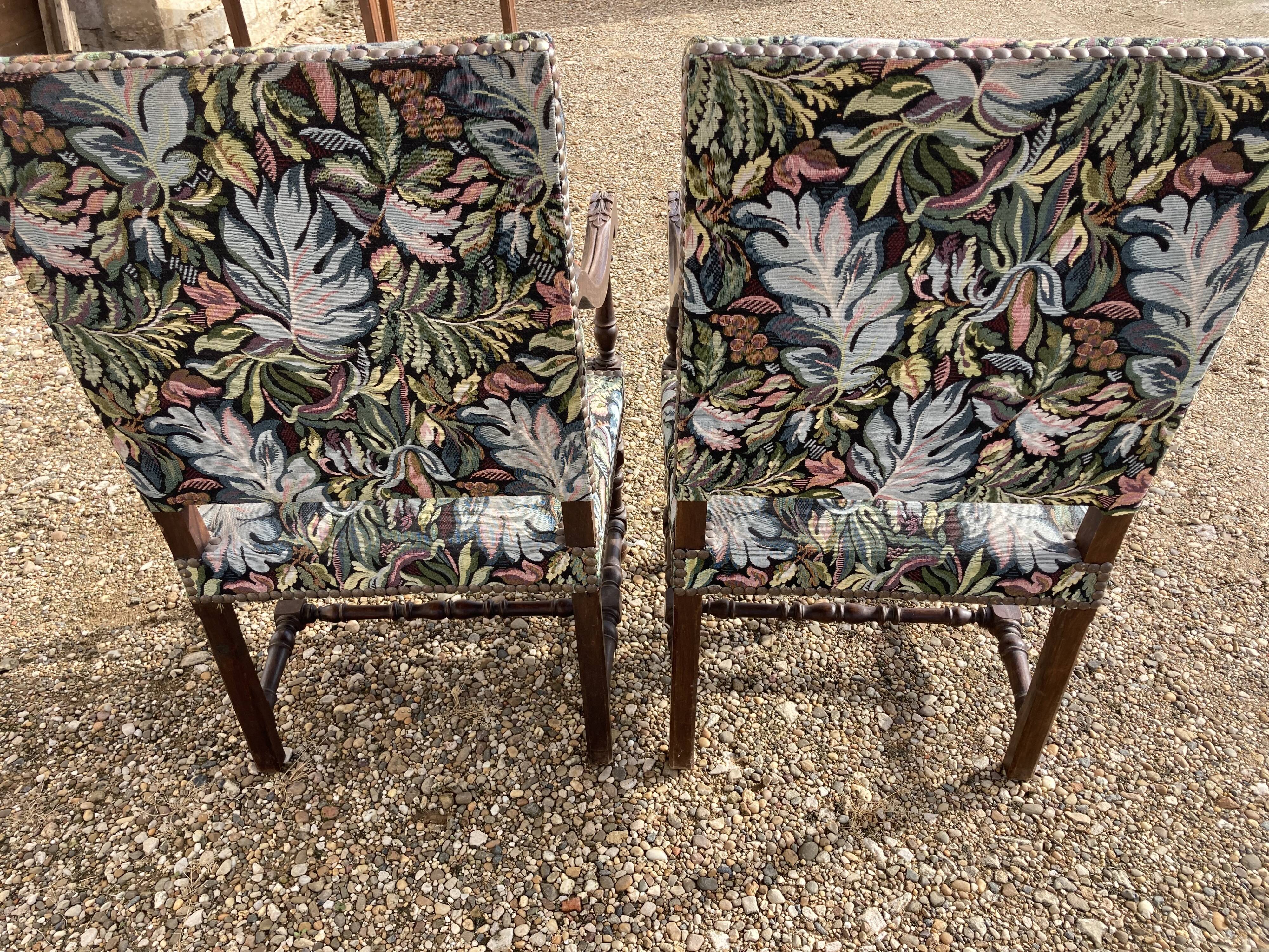 Paire de fauteuils Louis XIII