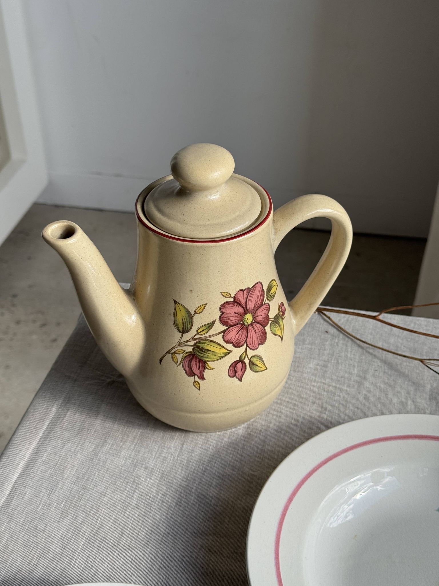 Théière en grès beige vintage à motif de fleurs roses H22