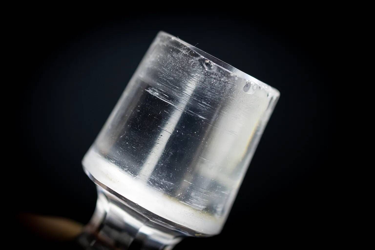 Flacon Baccarat modèle Nancy, cristal taillé et liseré doré, avant 1936