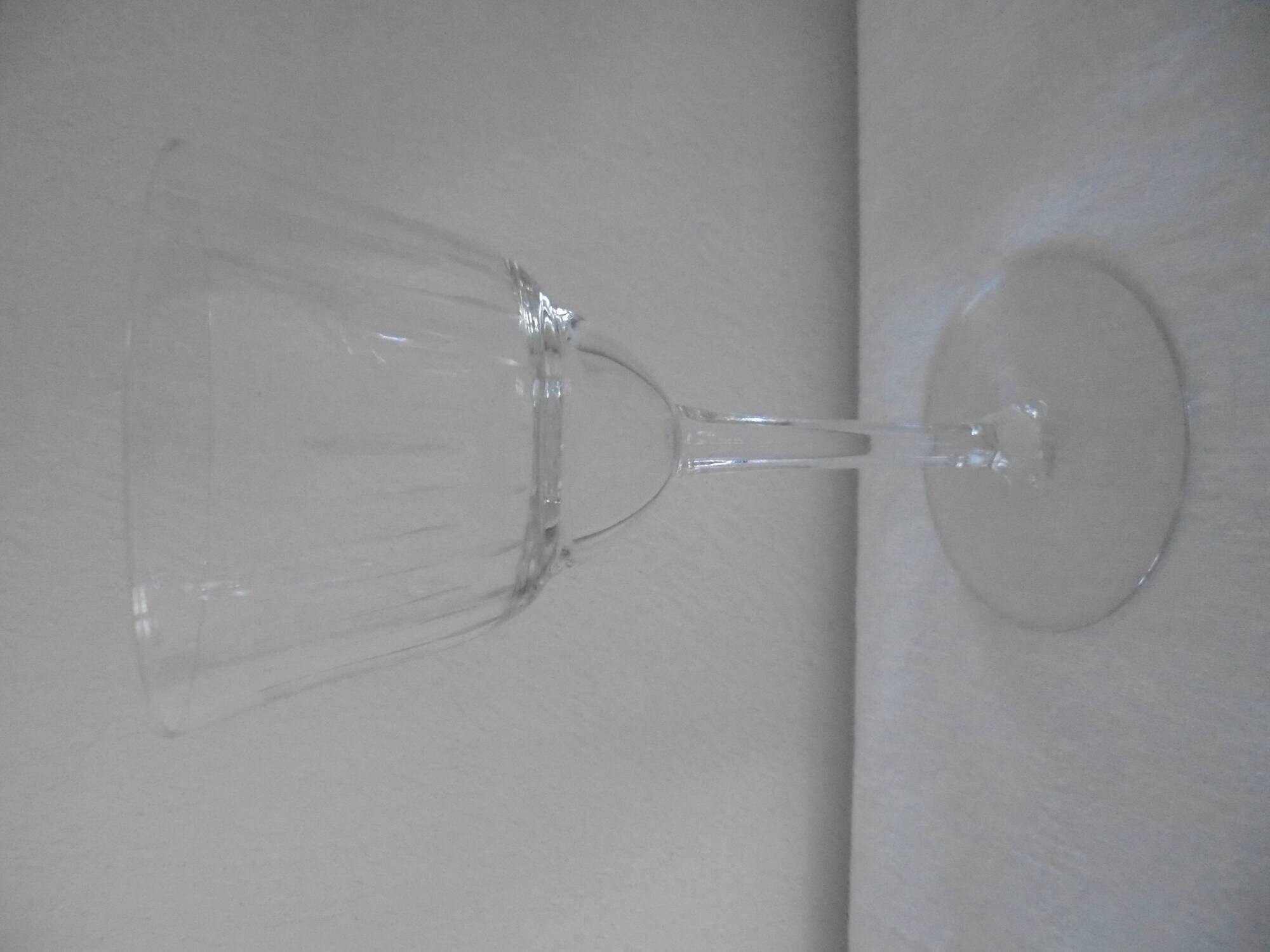 Lot 4 glasses with chiseled crystal water Height 15.8 cm Diameter edge sup. 8.8 cm