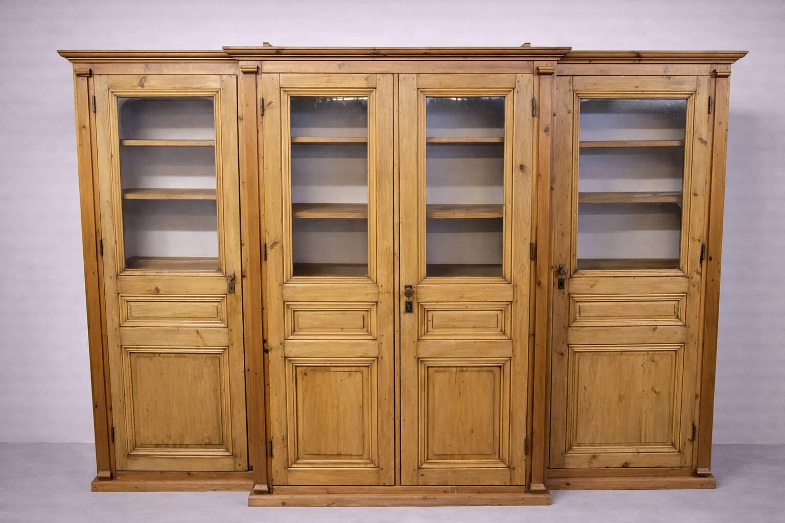 Monumental library of pine wood, from the 19th century.