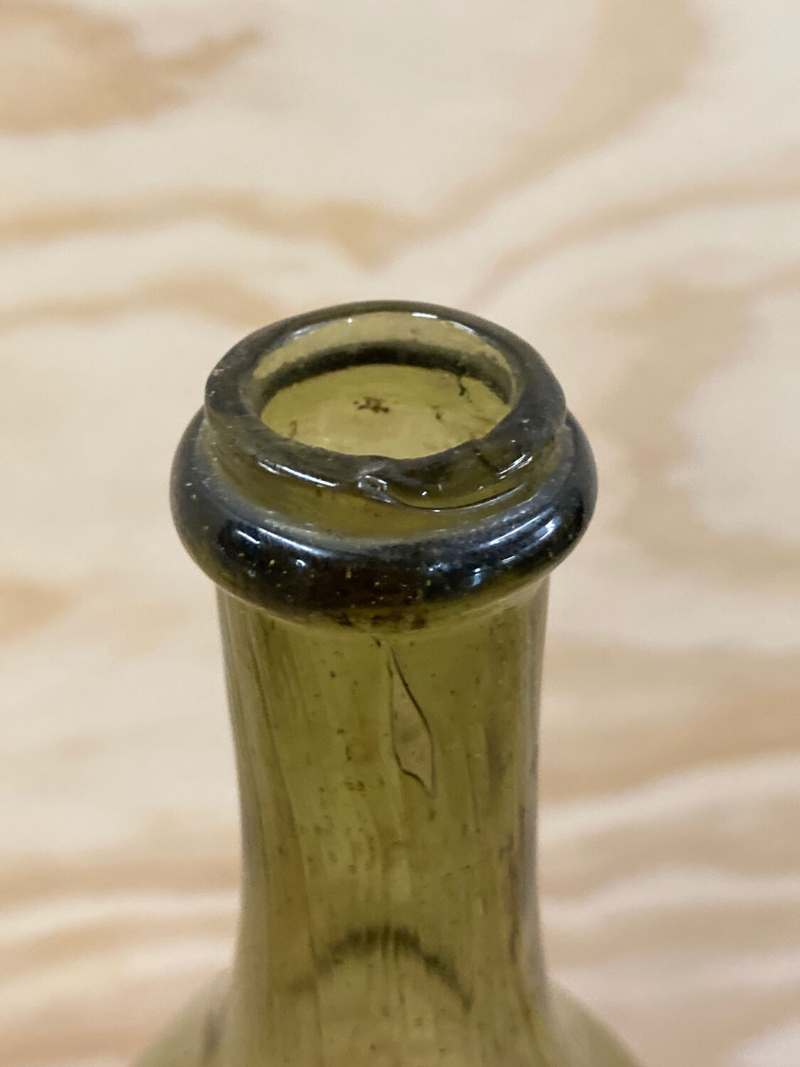 Bouteille en verre verte ancienne Wabi Sabi