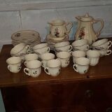 Earthenware tableware service.