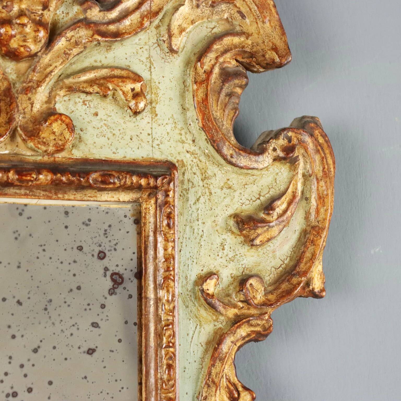 Miroir en bois de mélèze sculpté et doré