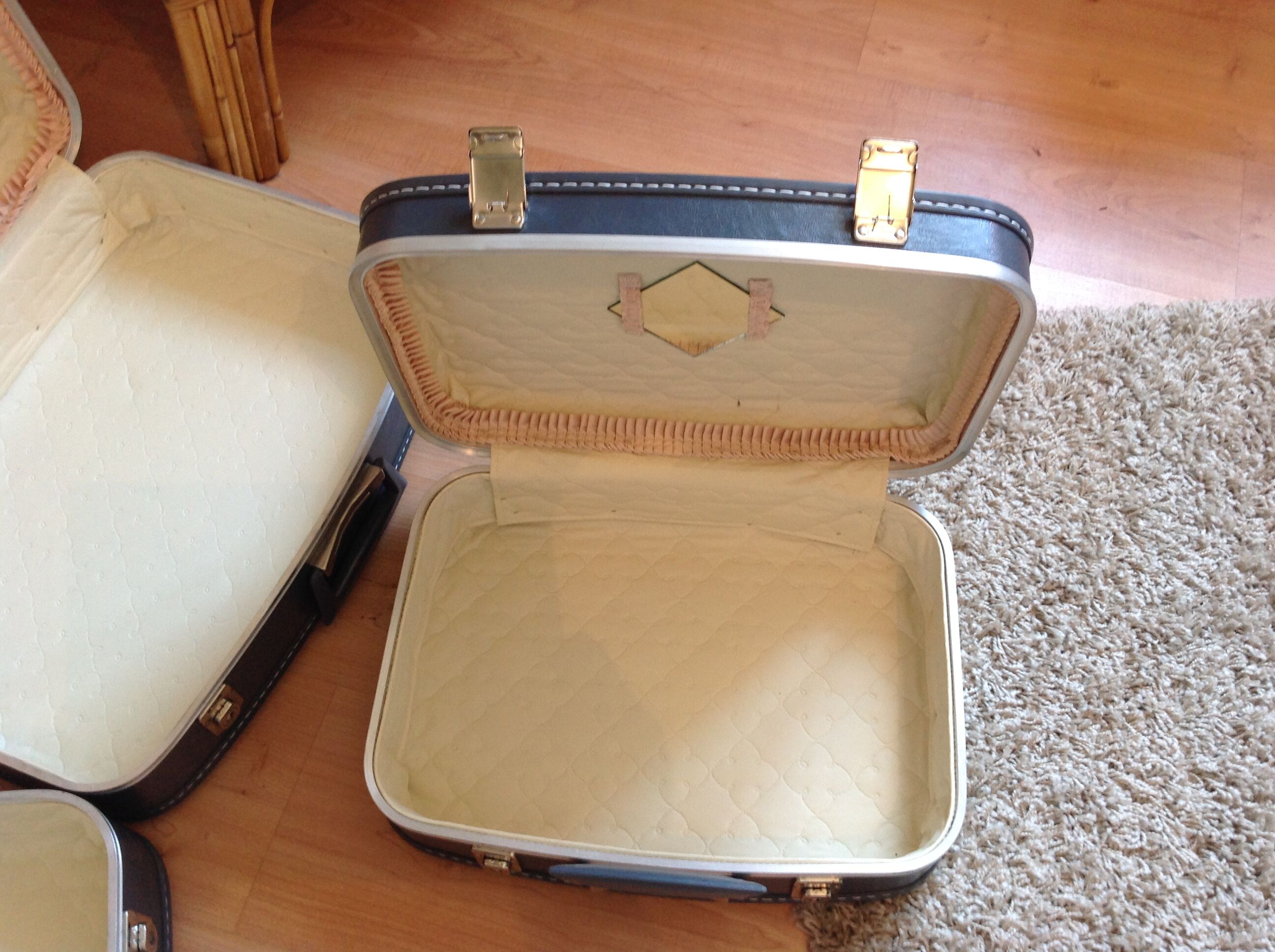 Set of three grey air hostess suitcases / vintage 60s-70s
