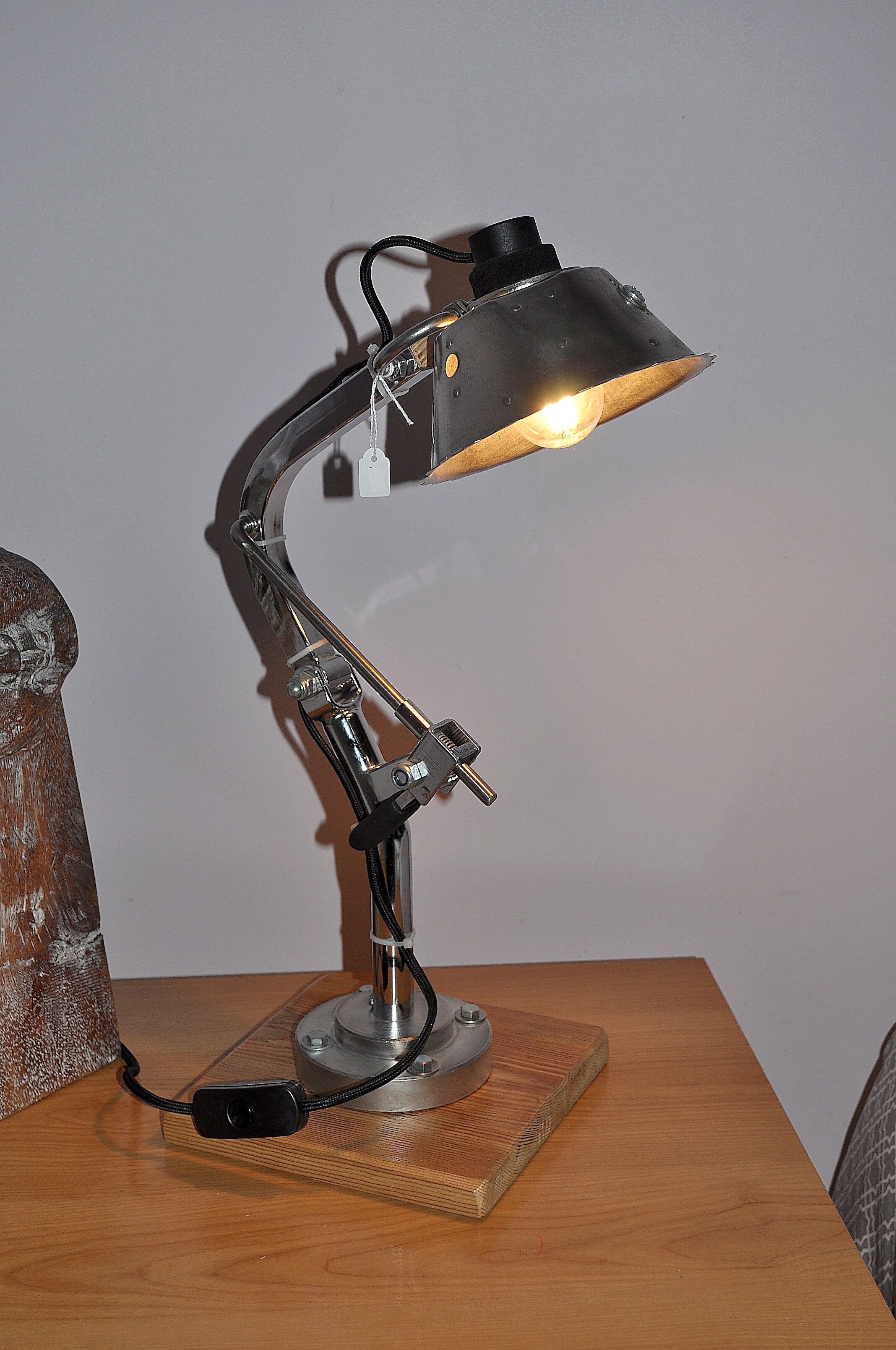 Lampe articulée et pivotante industrielle
