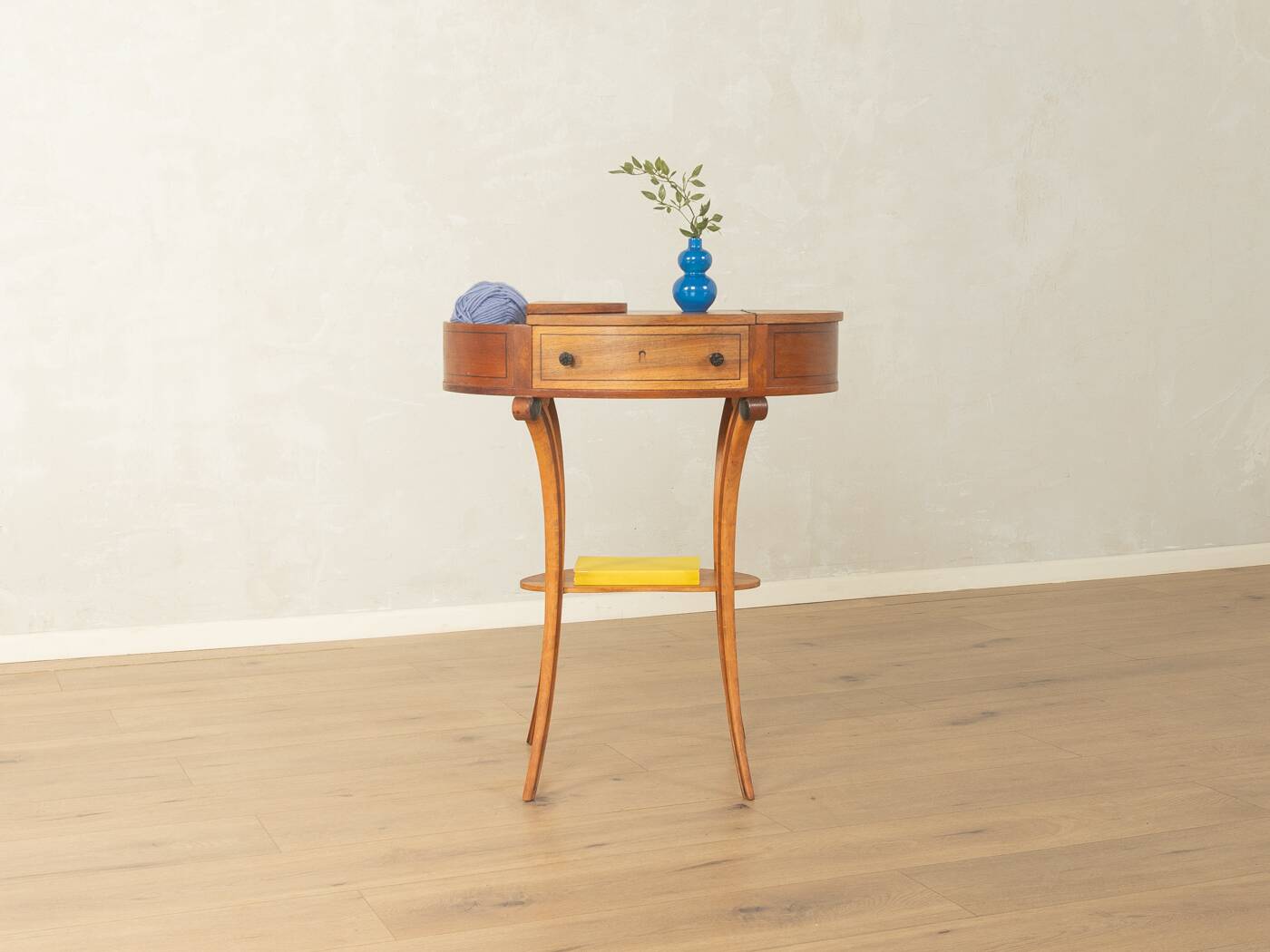 Table d'appoint antique élégante de style Biedermeier, vers 1850