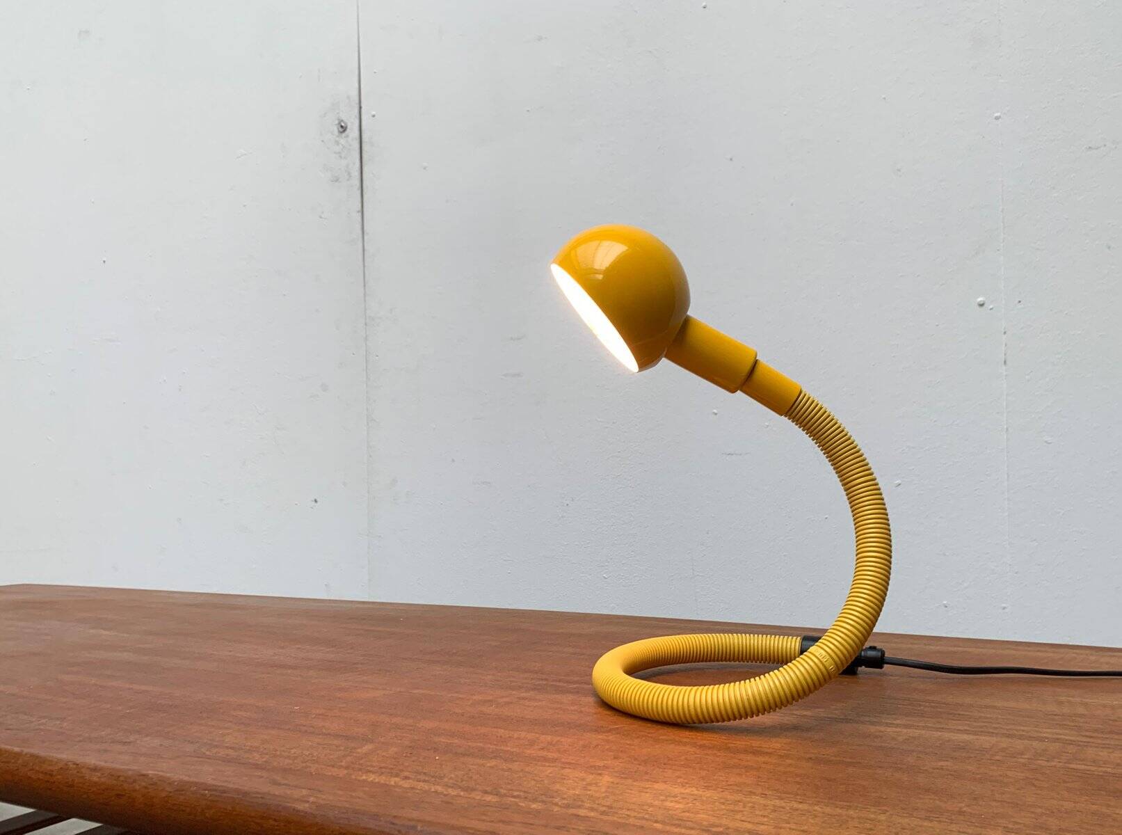 Vintage Italian space age table lamp Hebi by Isao Hosoe for Valenti Luce.